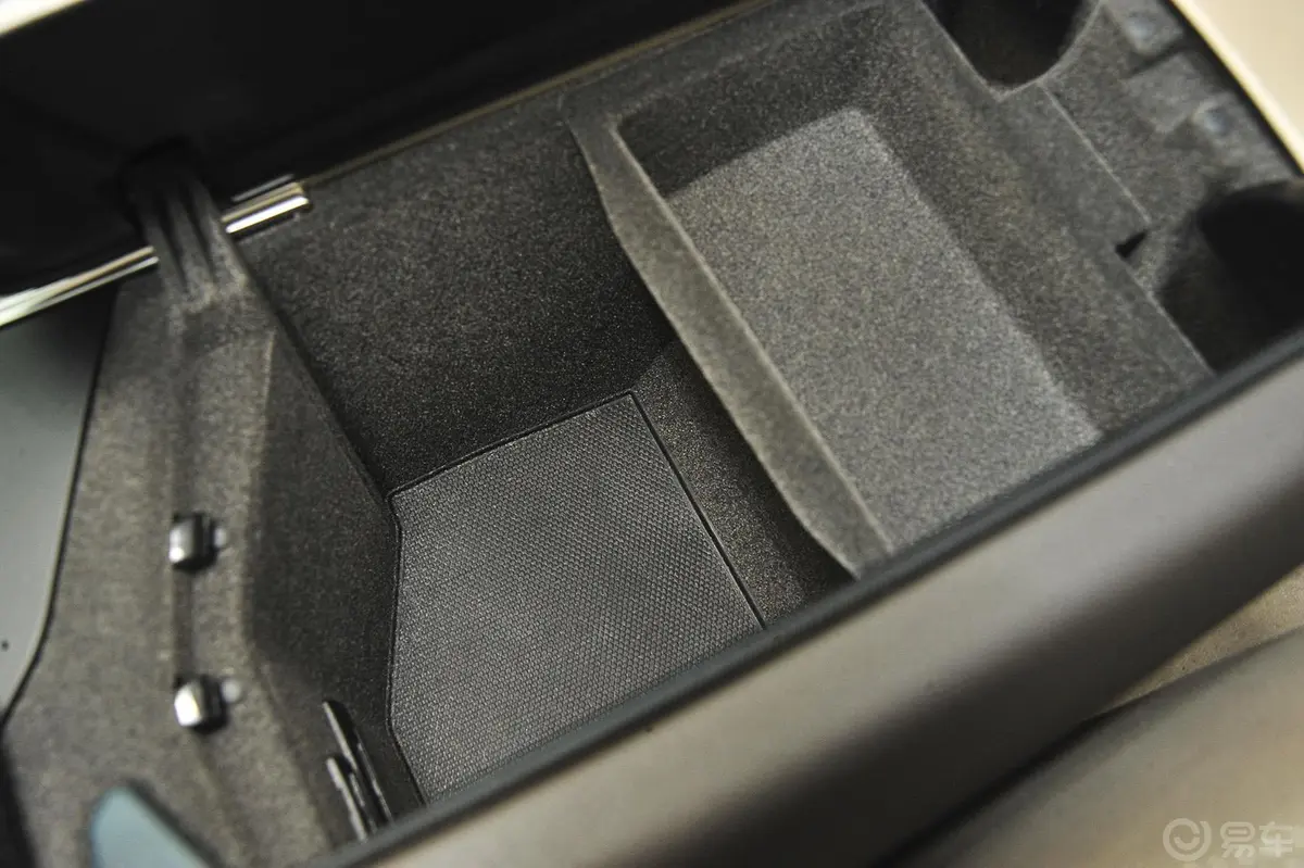 奔驰GL级GL350 美规版前排中央扶手箱空间
