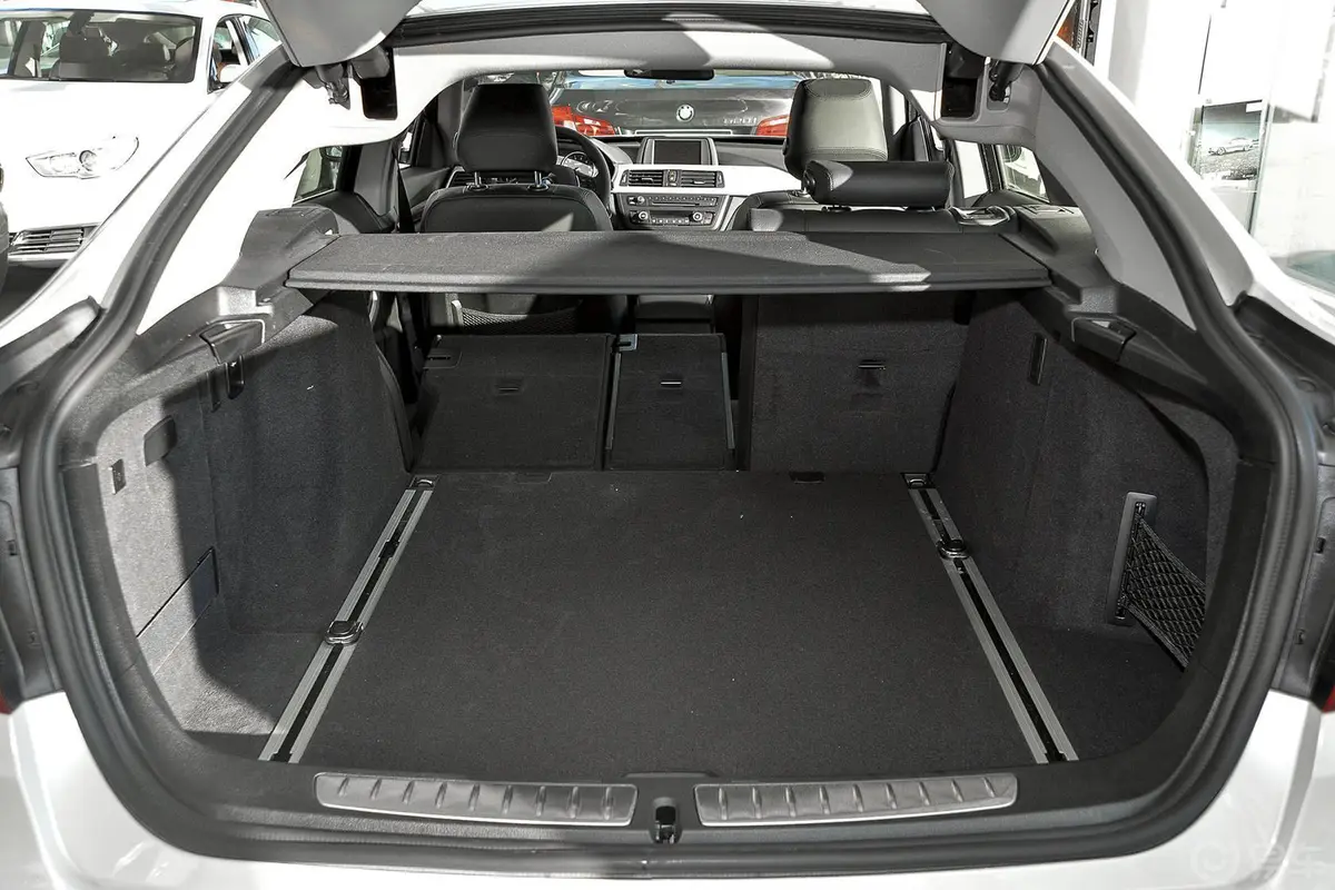 宝马3系GT320i 领先型行李箱空间（后排左放倒）