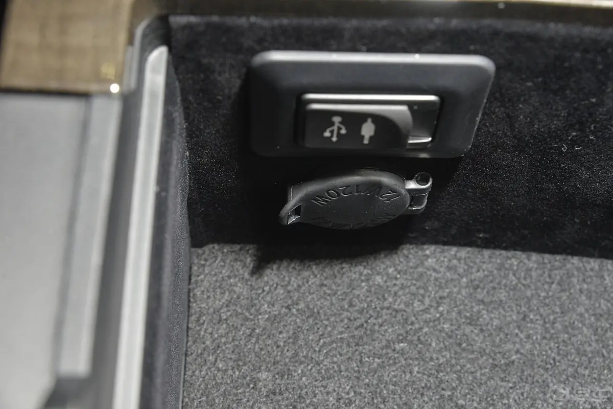 锐志2.5V 尚锐导航版USB接口