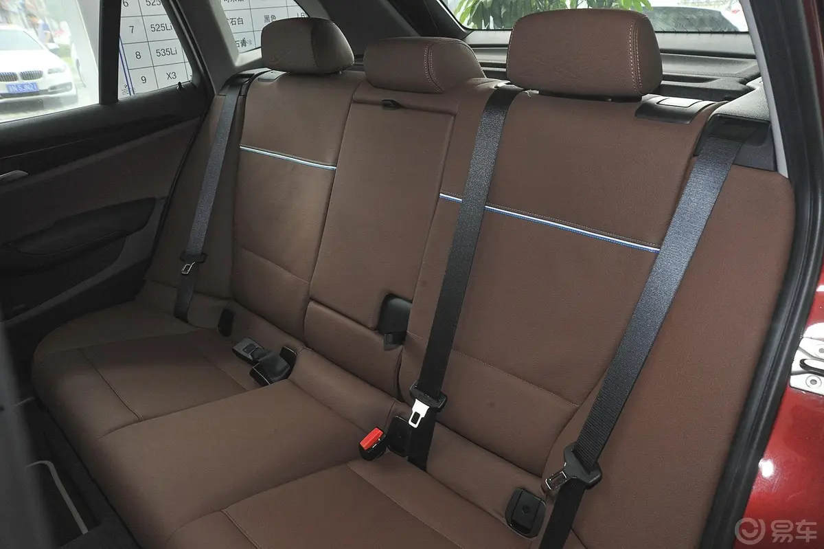 宝马X1sDrive18i 时尚型后排座椅