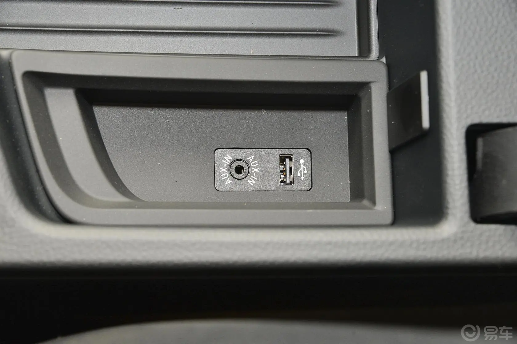 宝马4系敞篷轿跑车 420i 设计套装型USB接口