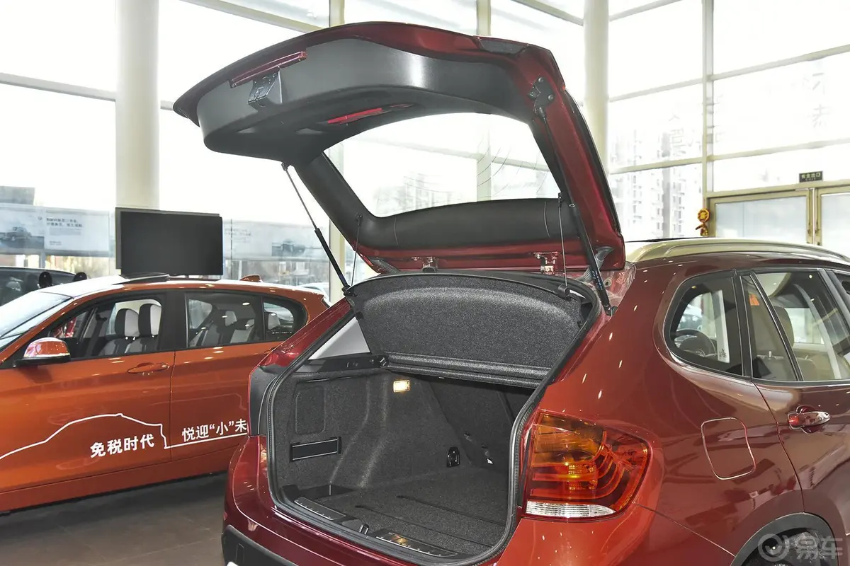 宝马X1sDrive18i X设计套装行李厢开口范围