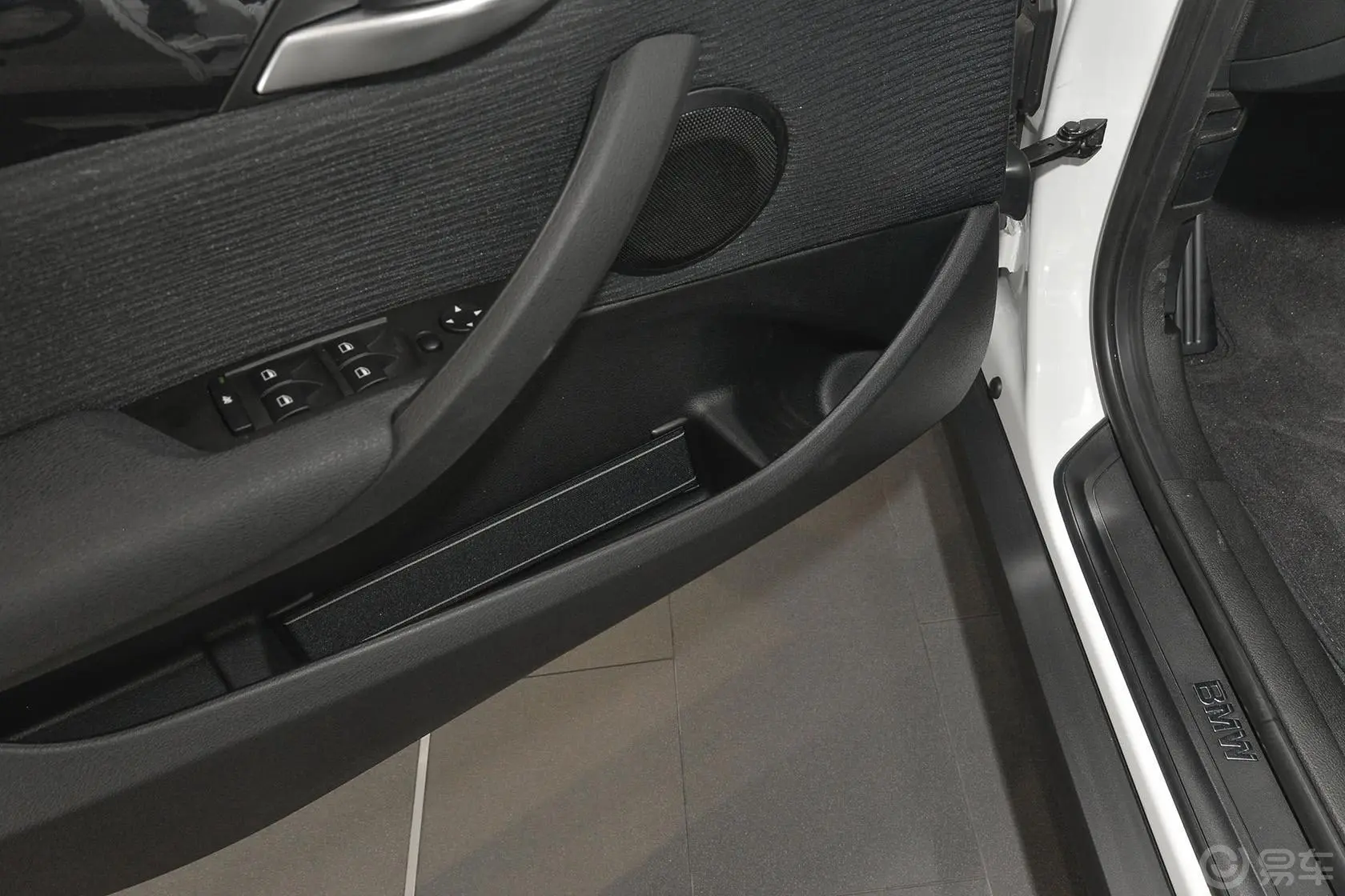 宝马X1sDrive18i 时尚晋级版驾驶员门储物盒