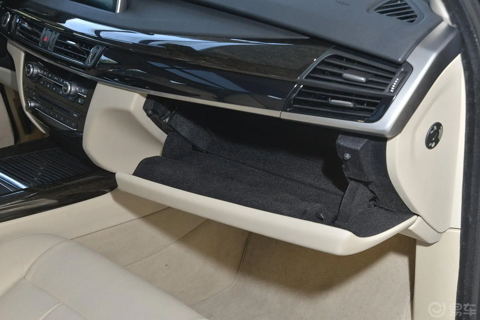 宝马X5(进口)xDrive35i 豪华型手套箱