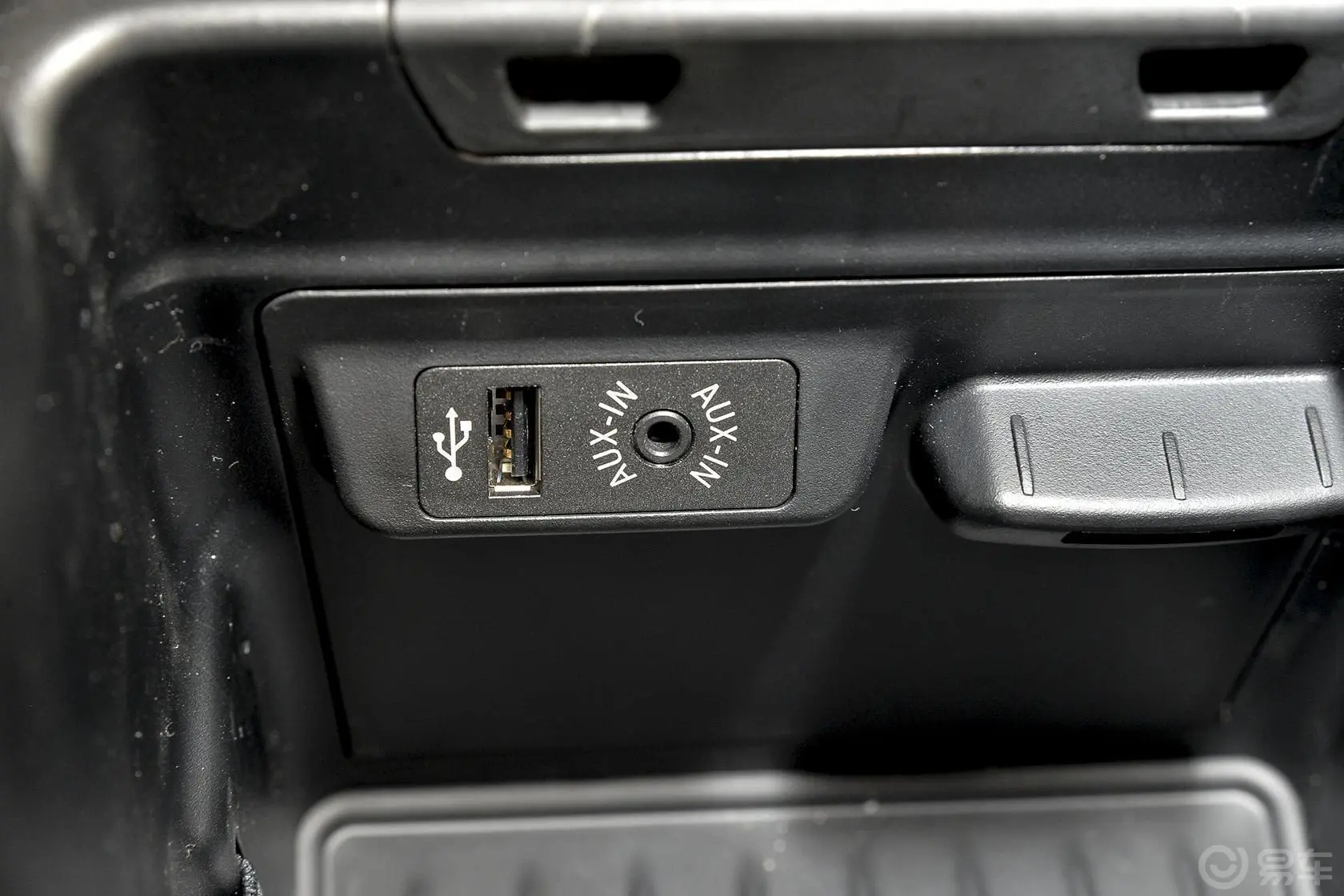 宝马X5(进口)xDrive35i 豪华型USB接口