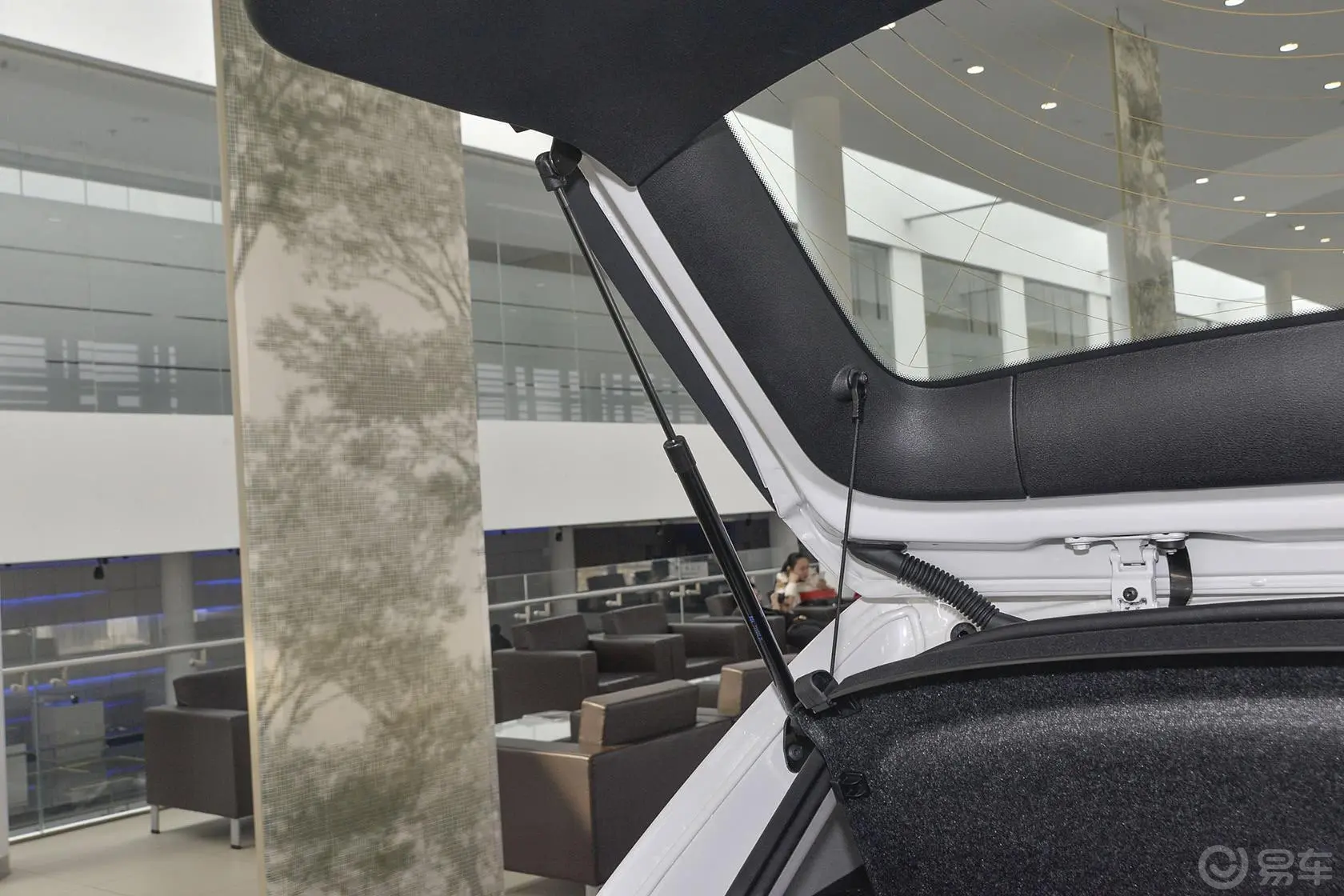 宝马X1sDrive18i 时尚晋级版行李厢支撑杆