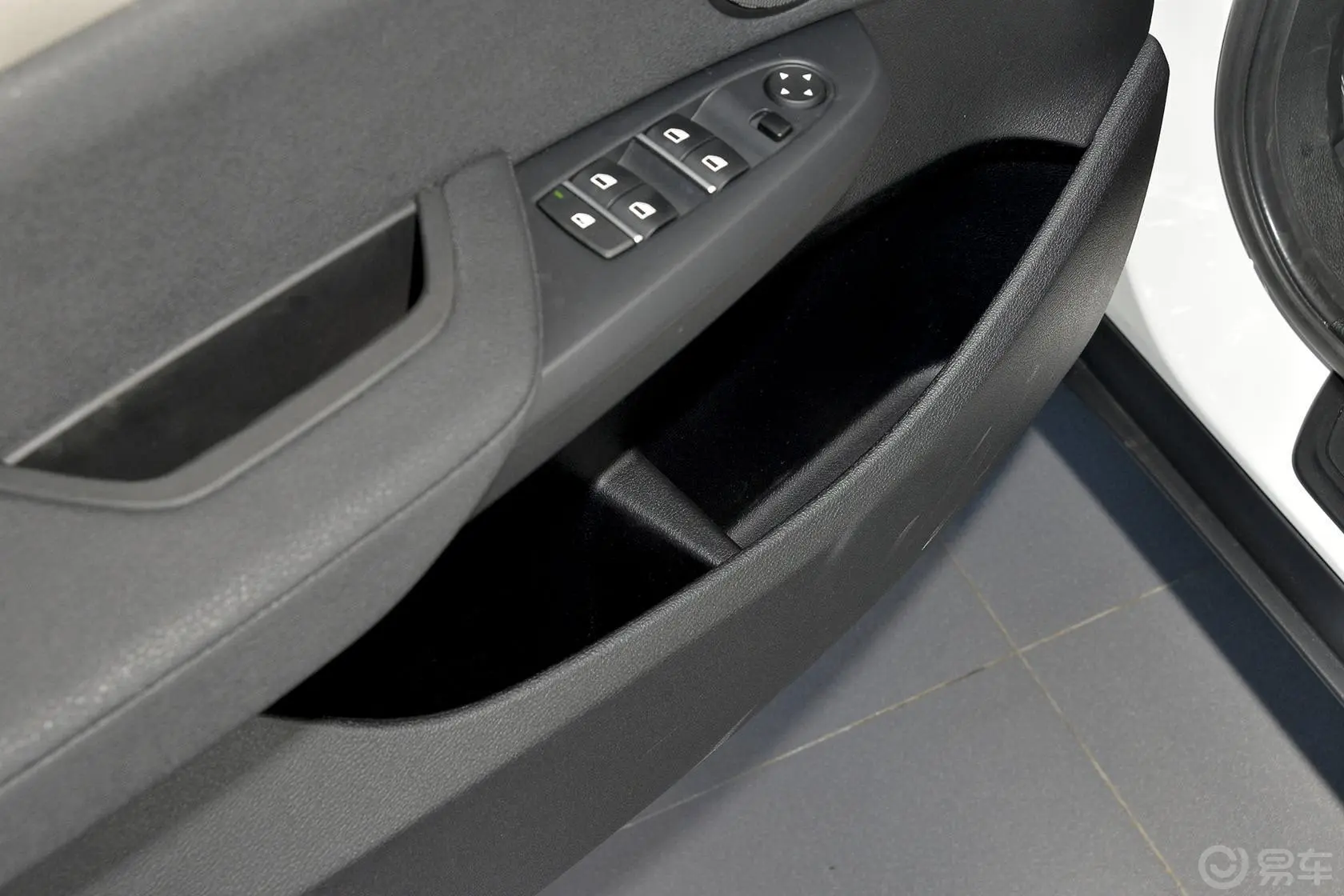 宝马X3(进口)xDrive20i 领先型驾驶员门储物盒