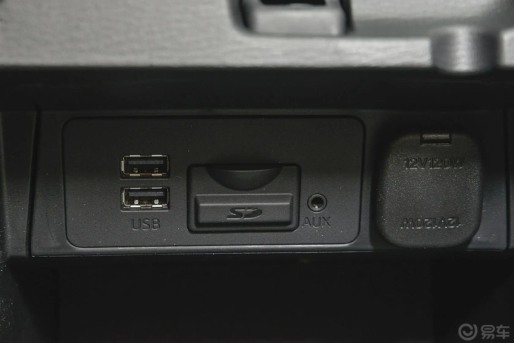 马自达3 昂克赛拉三厢 1.5L 手动 豪华型USB接口