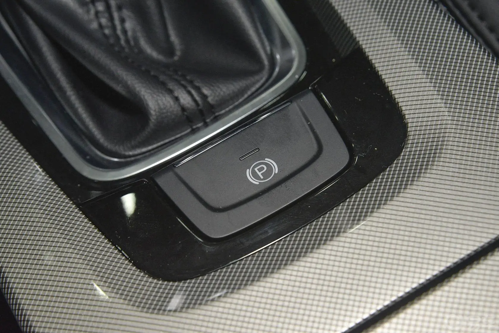 优6 SUV1.8T 时尚升级型驻车制动（手刹，电子，脚刹）