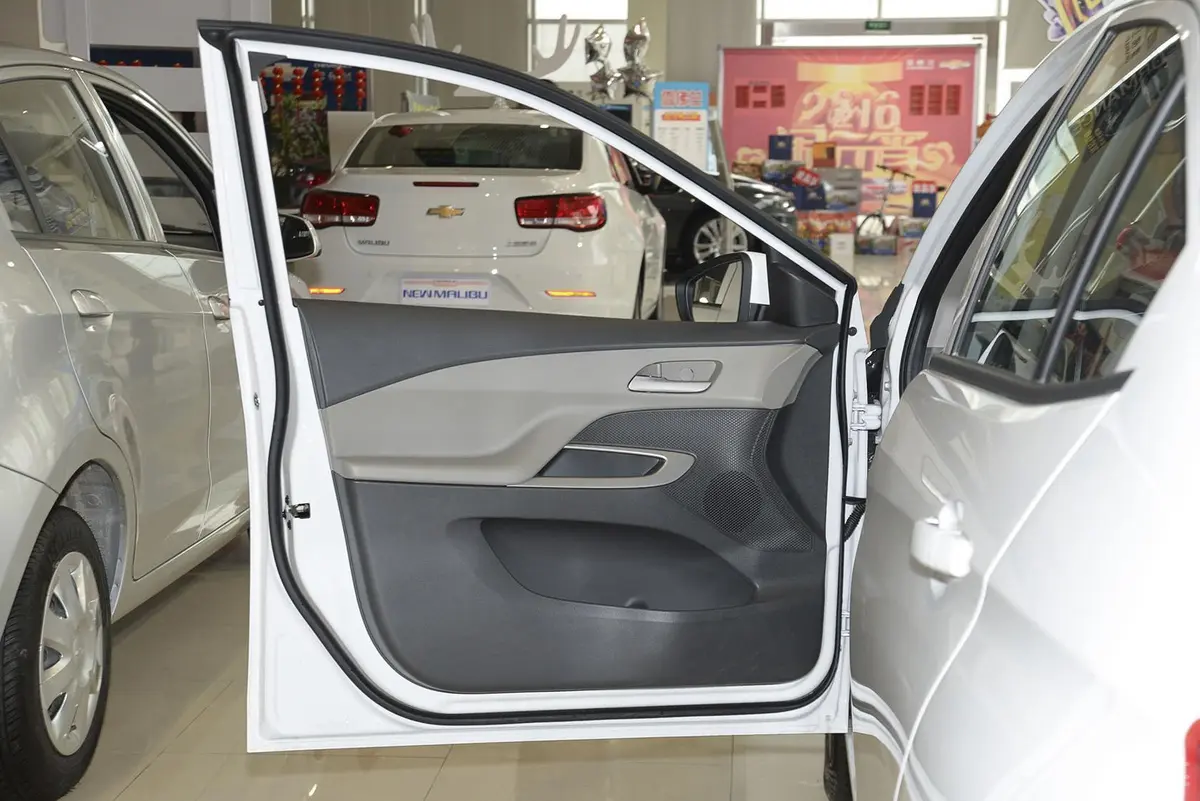 赛欧31.5L 手动 理想天窗版驾驶员侧车门内门板