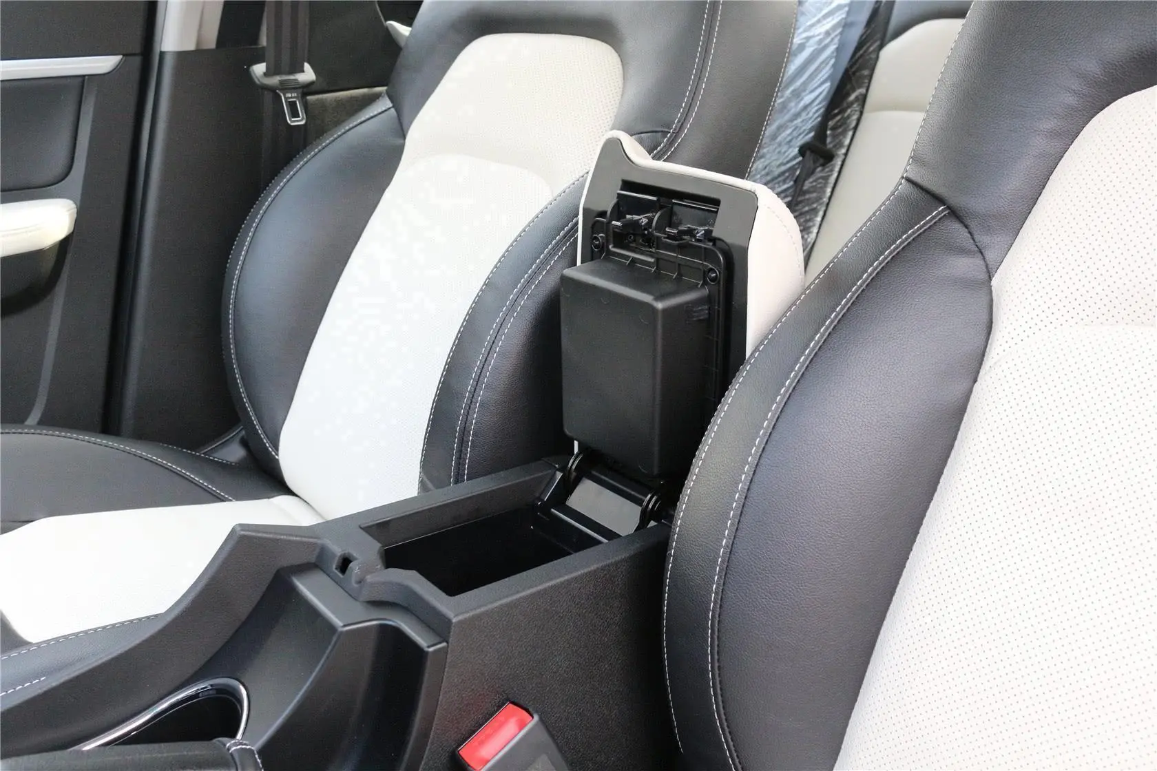 帝豪RS 1.3T CVT 向上版前排中央扶手箱空间