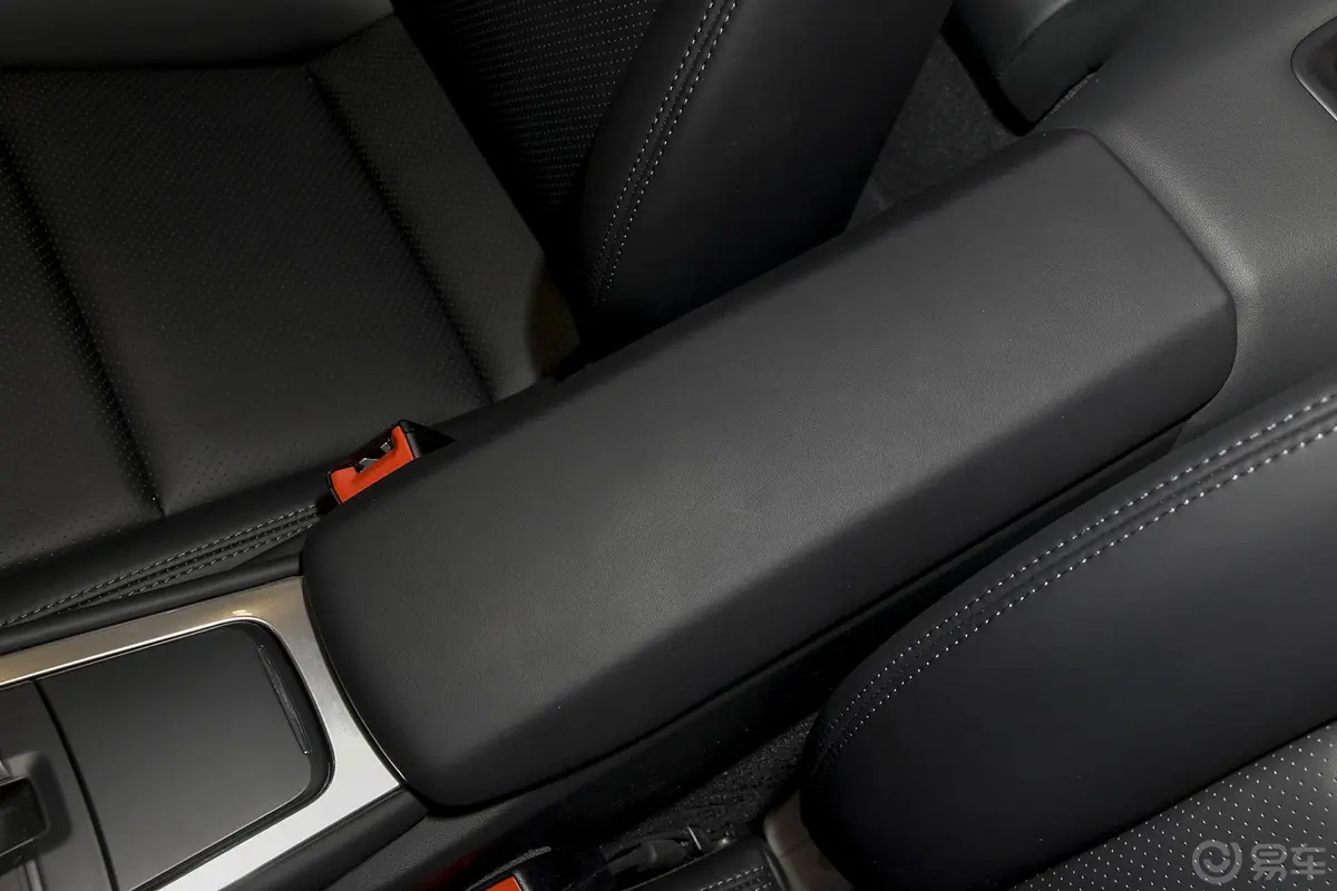 保时捷911Carrera Cabriolet 3.4L Style Edition前排中央扶手箱