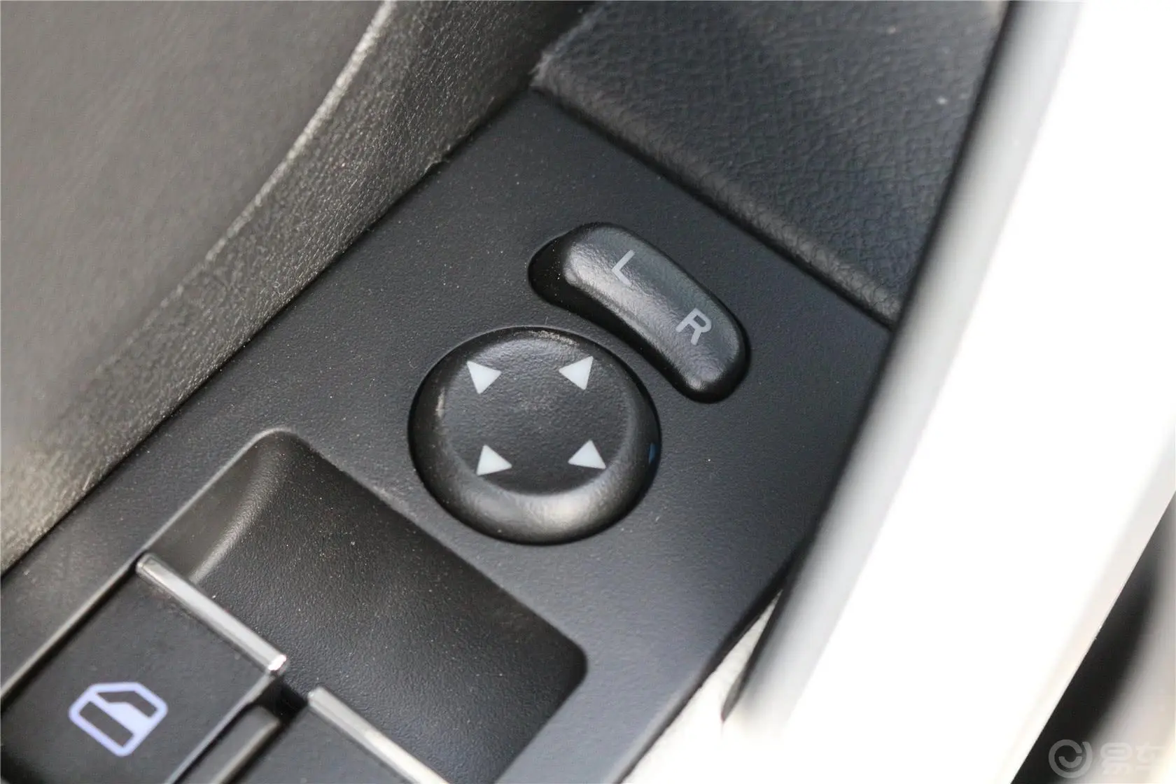 帝豪RS 1.3T CVT 向上版外后视镜控制键