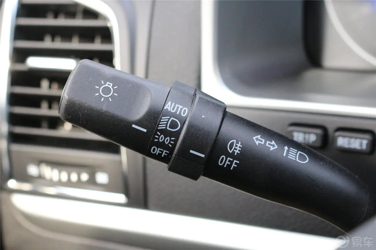 帝豪RS 1.3T CVT 向上版大灯远近光调节柄