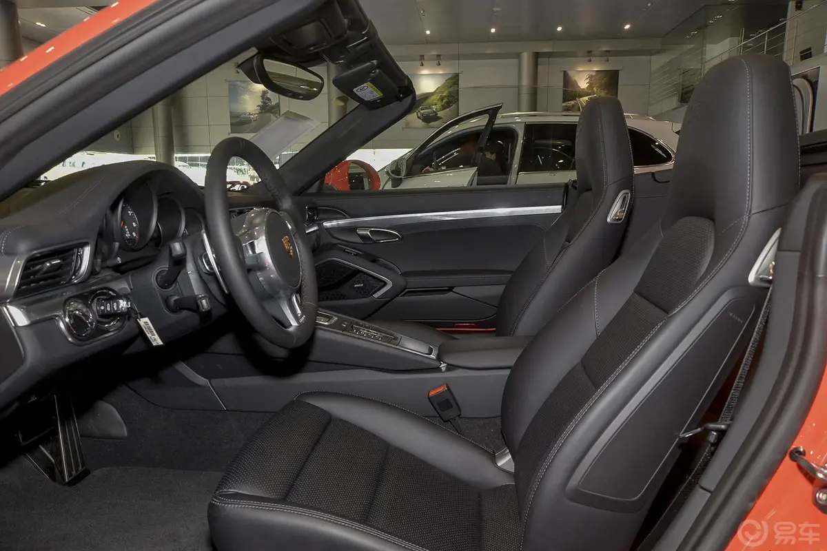 保时捷911Carrera Cabriolet 3.4L Style Edition前排空间