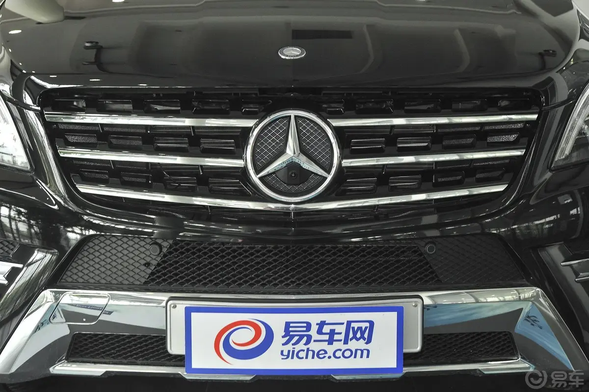 奔驰M级ML400 4MATIC 动感型前格栅侧俯拍