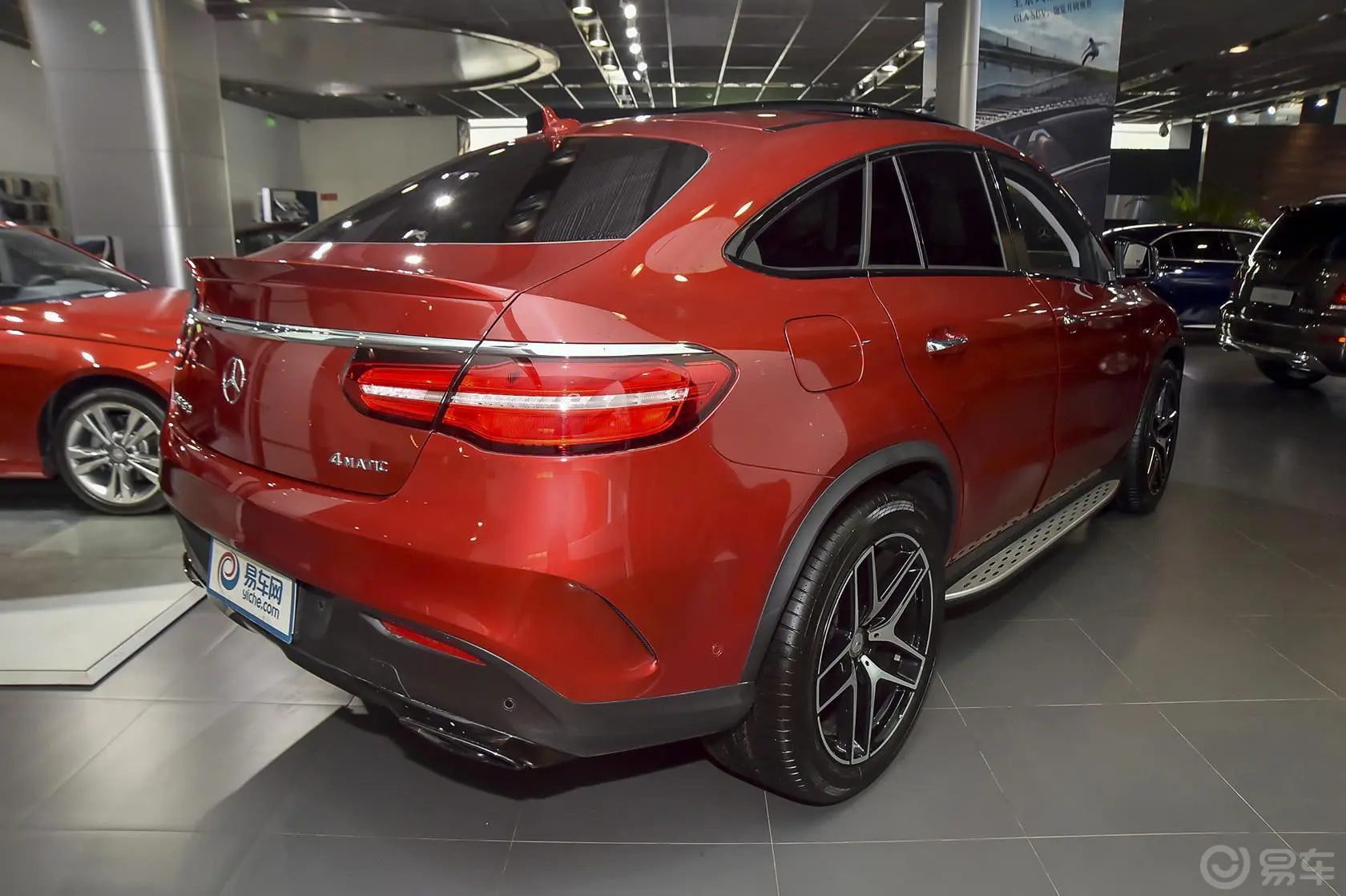 奔驰GLE轿跑GLE 450 AMG 4MATIC 运动SUV侧后45度车头向右水平