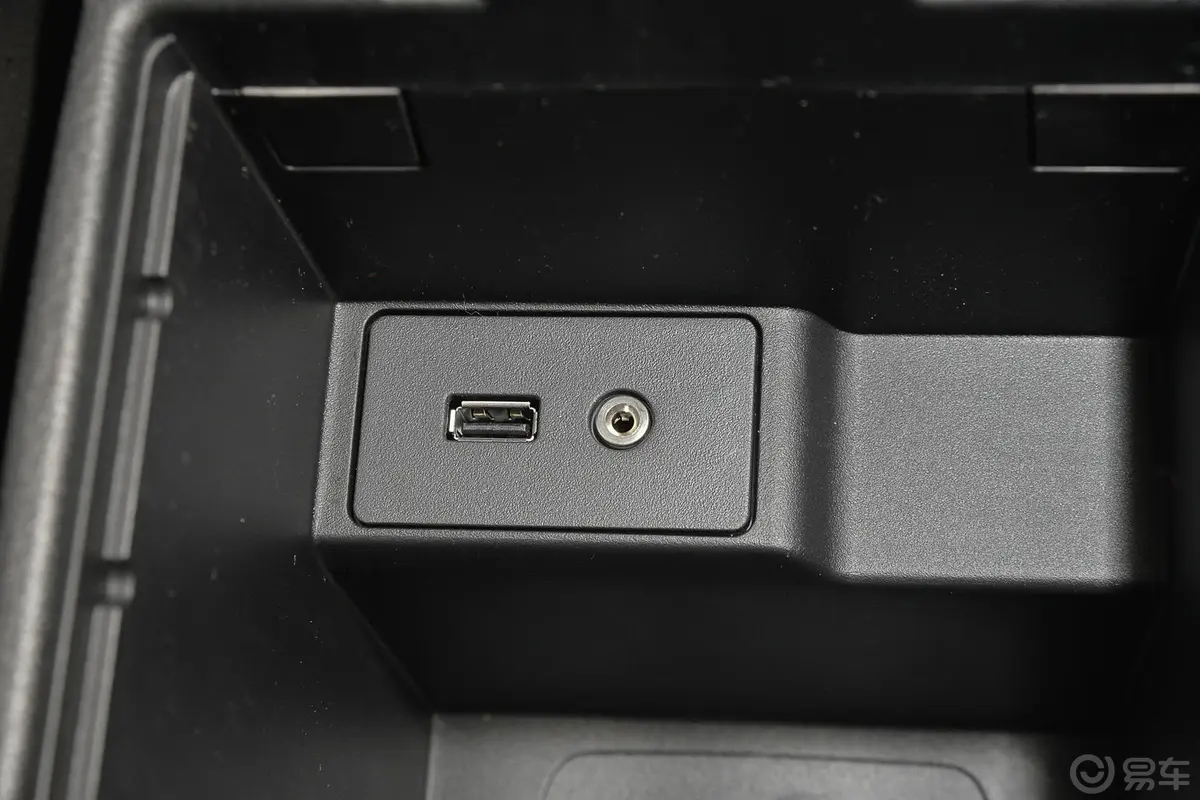 福克斯三厢 Ecoboost125 手动 超能风尚型USB接口