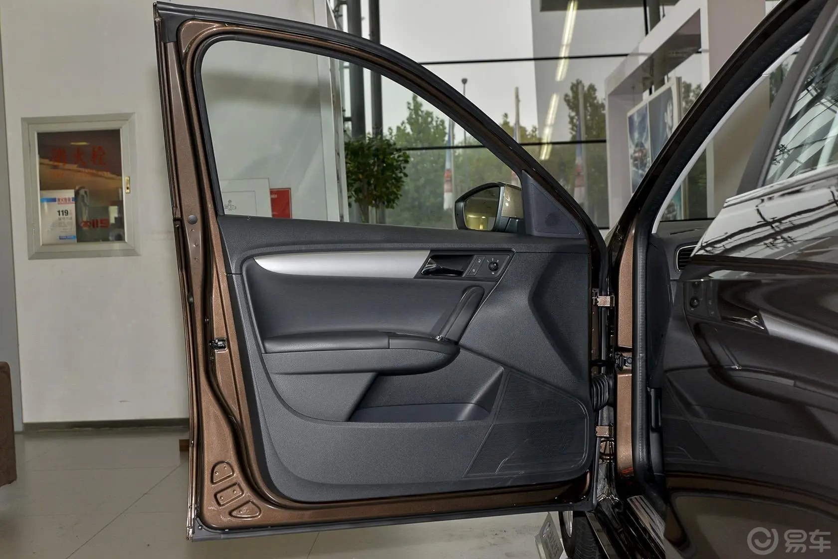 朗行1.4T 双离合 舒适版驾驶员侧车门内门板