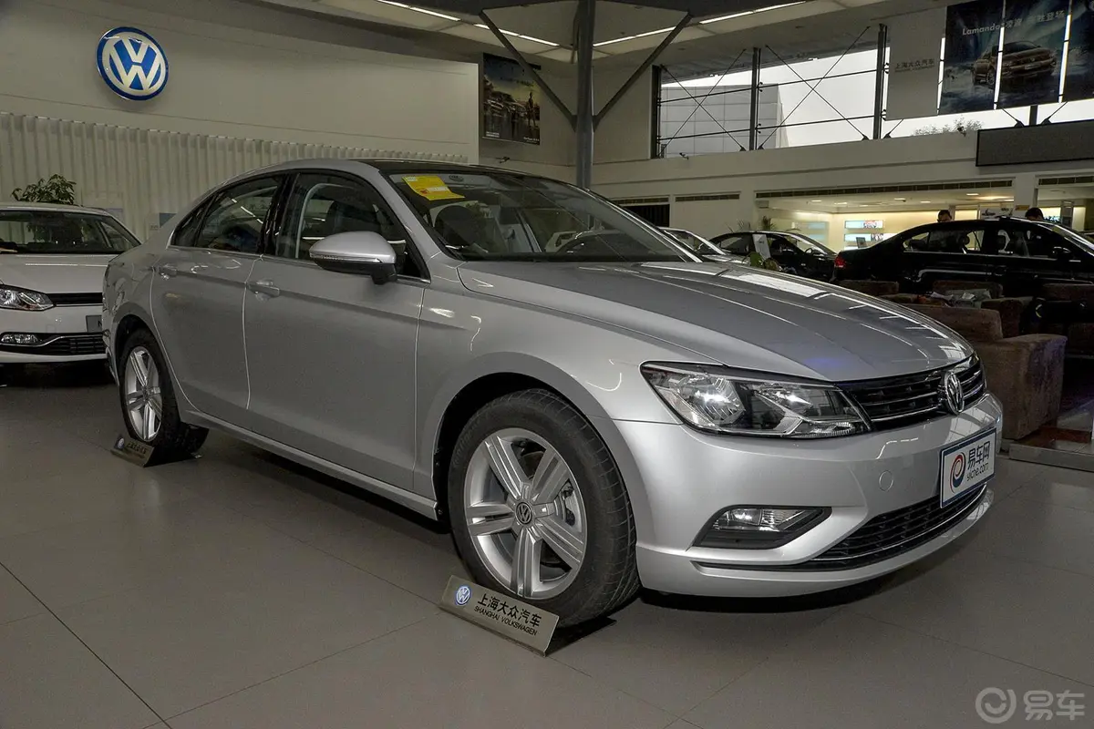 凌渡1.8T DSG 330TSI 舒适版侧前45度车头向右水平