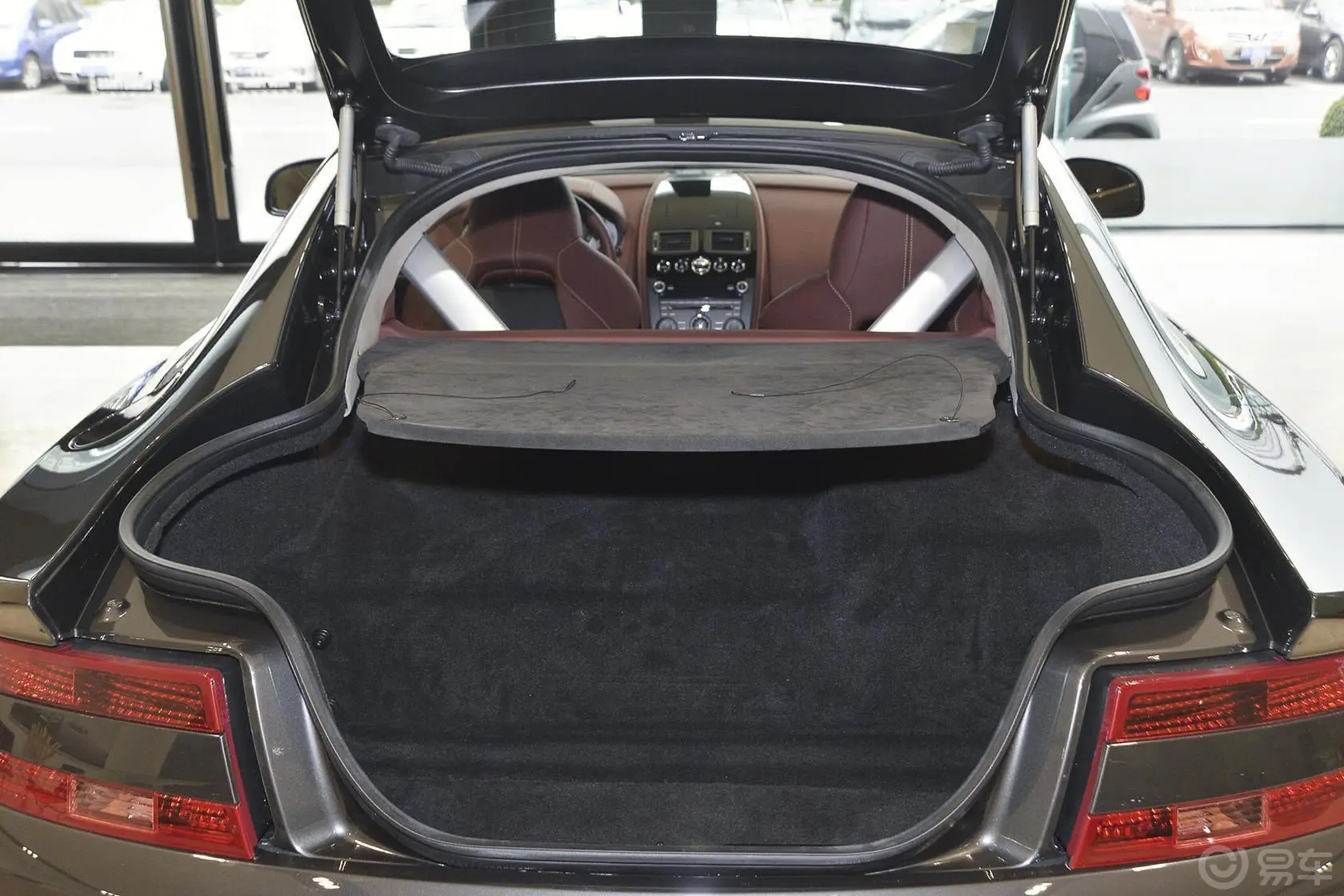 V8 Vantage4.7L Coupe空间