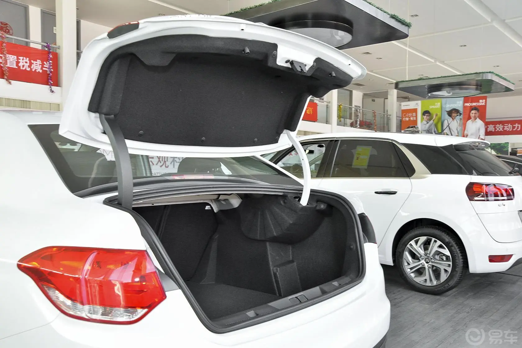 雪铁龙C4L1.2T 自动 豪华版行李厢开口范围