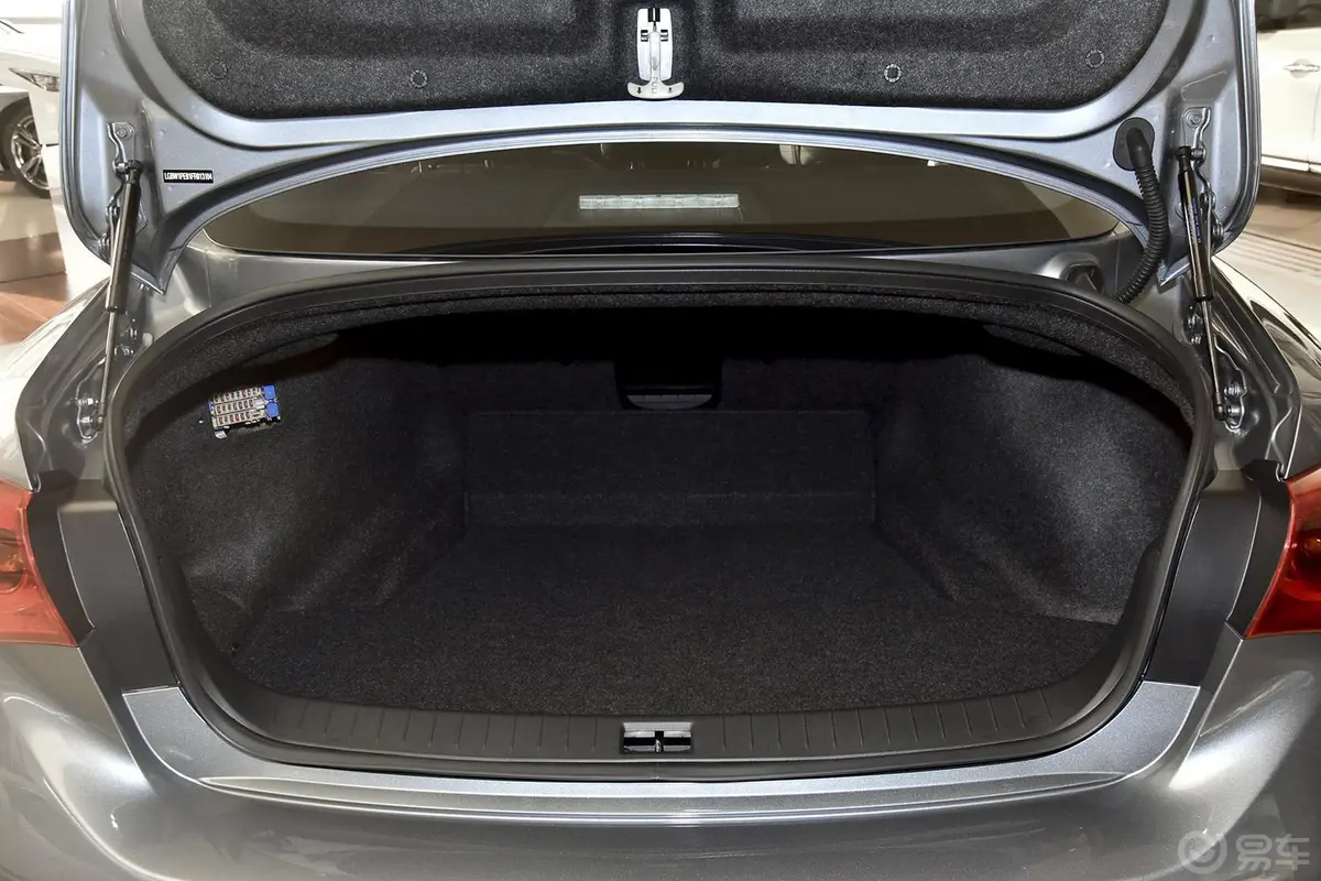 英菲尼迪Q50L2.0T 运动版行李箱空间