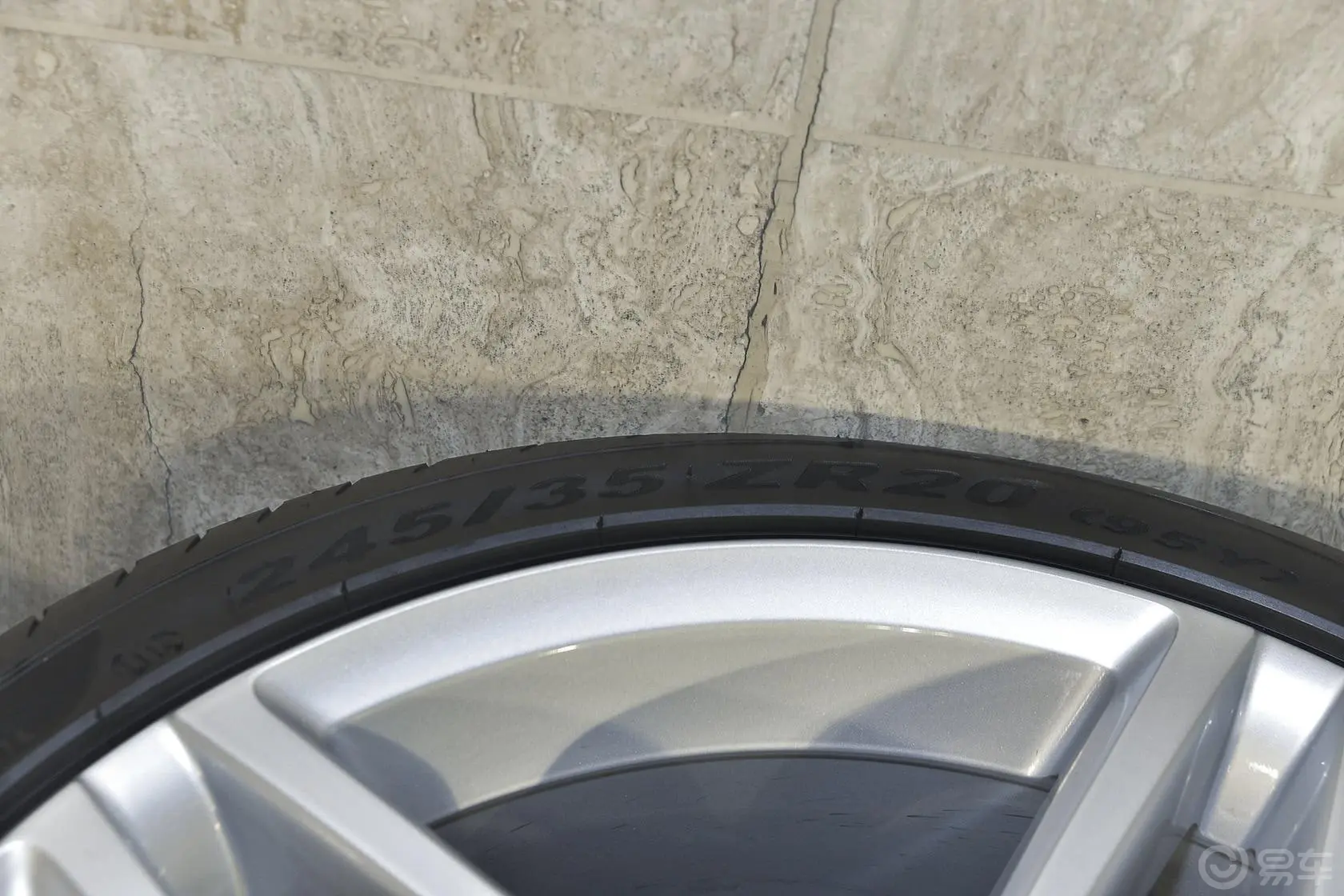 阿斯顿·马丁DB96.0L 硬顶百年纪念版轮胎规格