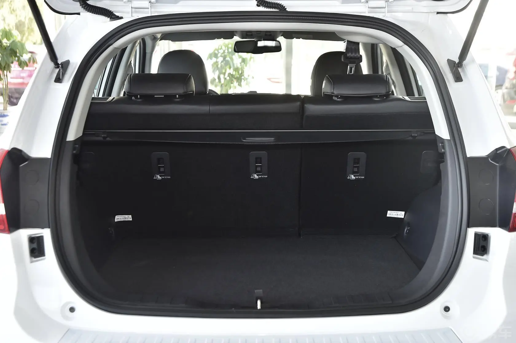 哈弗H21.5T 自动 两驱 尊贵型行李箱空间