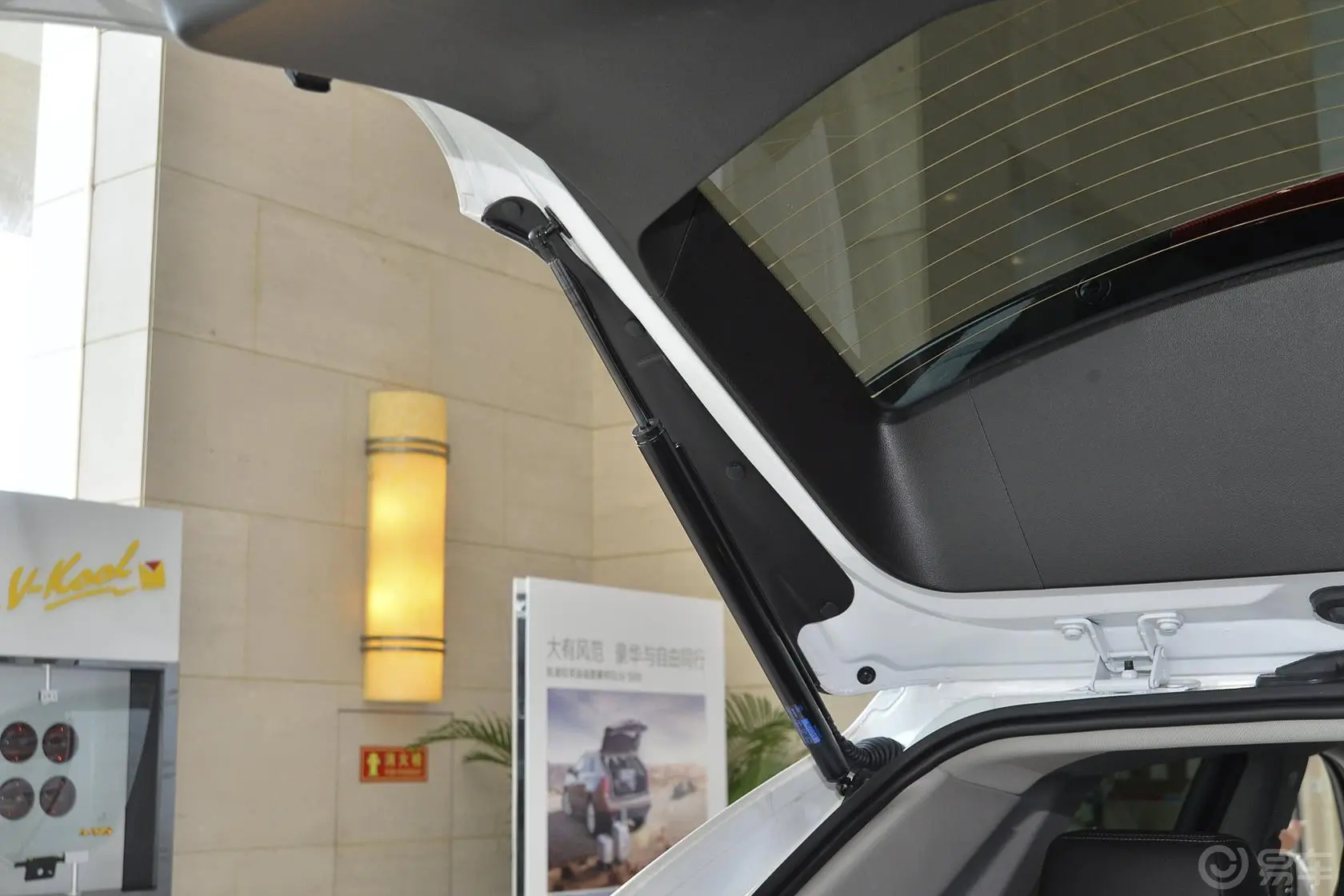 凯迪拉克SRX3.0L 手自一体 领先型行李厢支撑杆