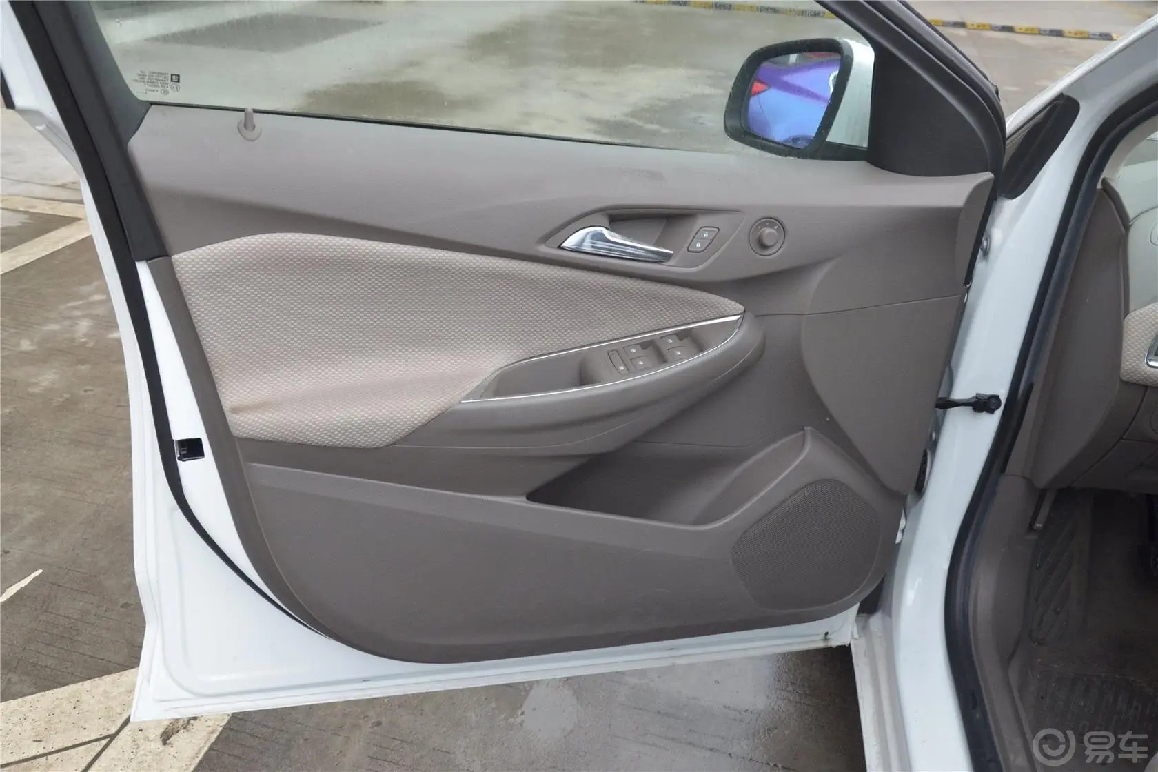 科鲁兹三厢 1.5L 手动时尚版驾驶员侧车门内门板