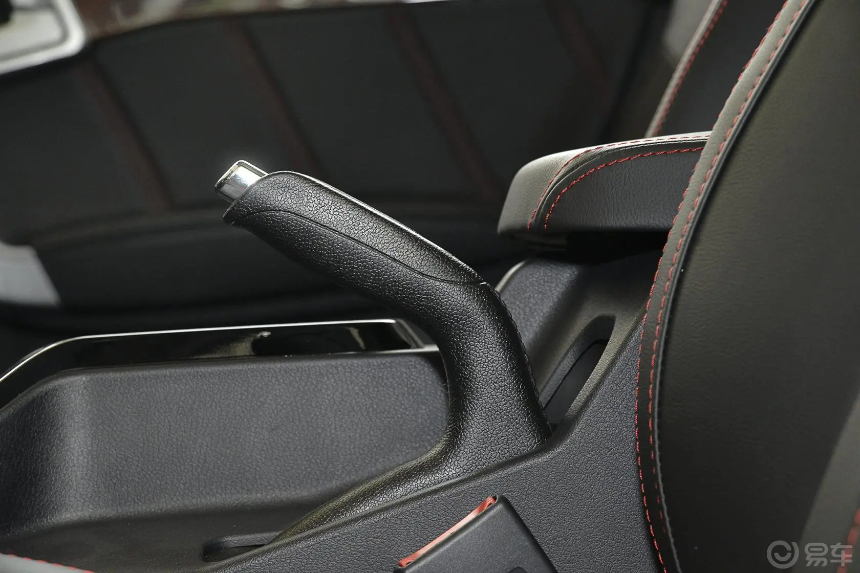 吉利GX7运动版 2.0L 自动 尊贵型驻车制动（手刹，电子，脚刹）