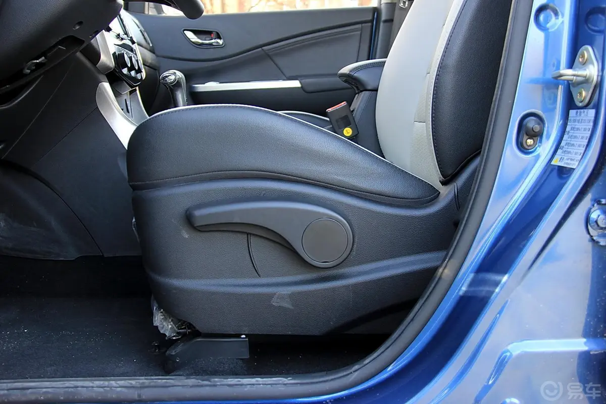 风行S5001.6L CVT 尊贵版座椅调节键