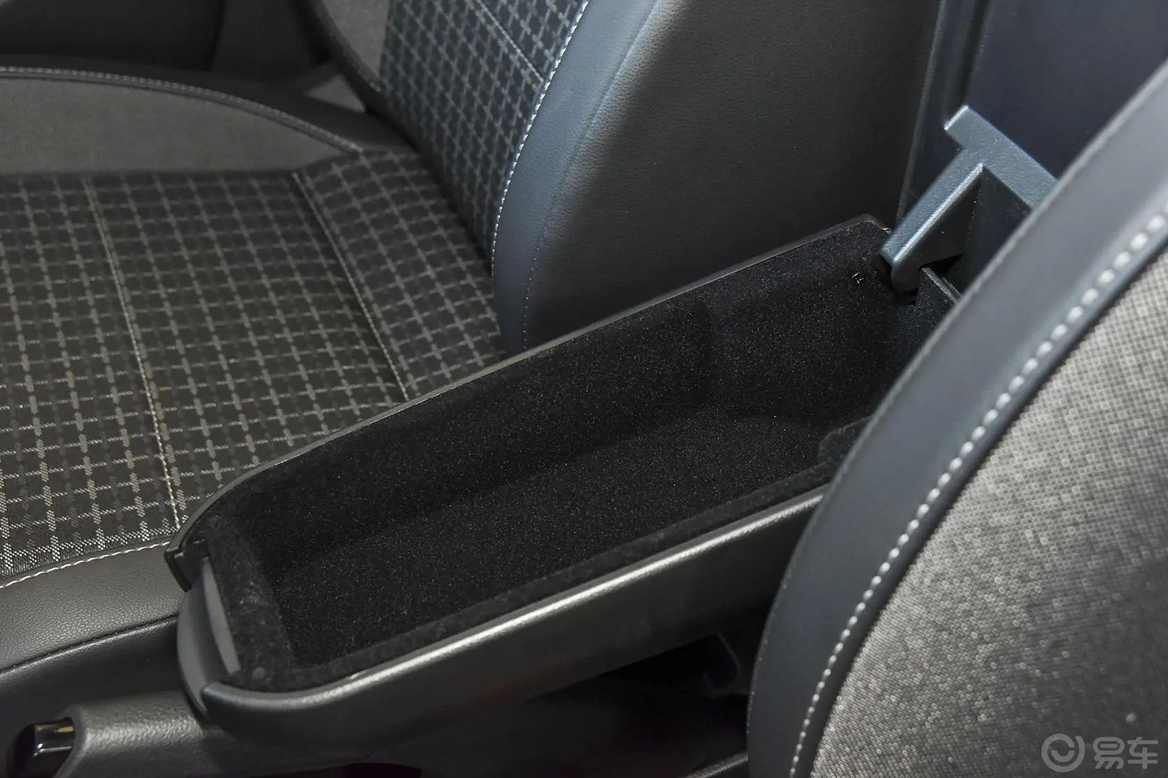 Polo1.4L 手动 舒适版前排中央扶手箱空间