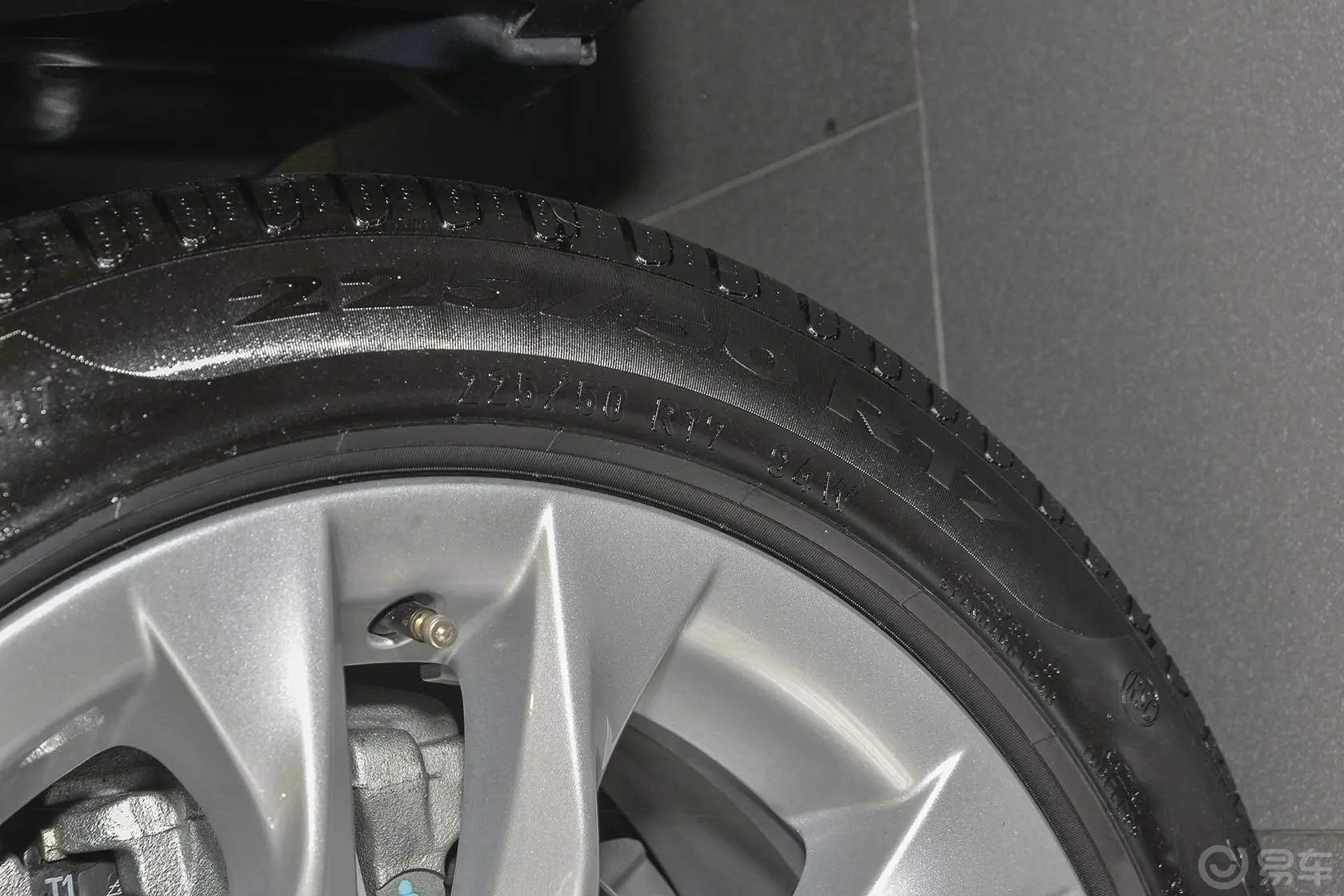 宝马X1sDrive20i 运动设计套装轮胎规格