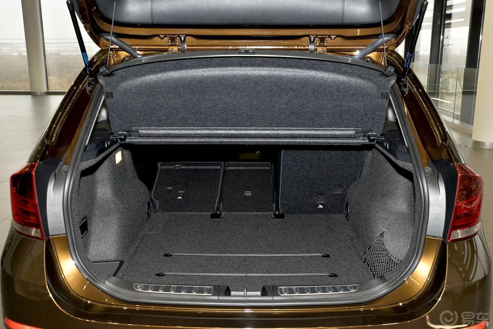 宝马X1sDrive18i 领先晋级版行李箱空间（后排左放倒）