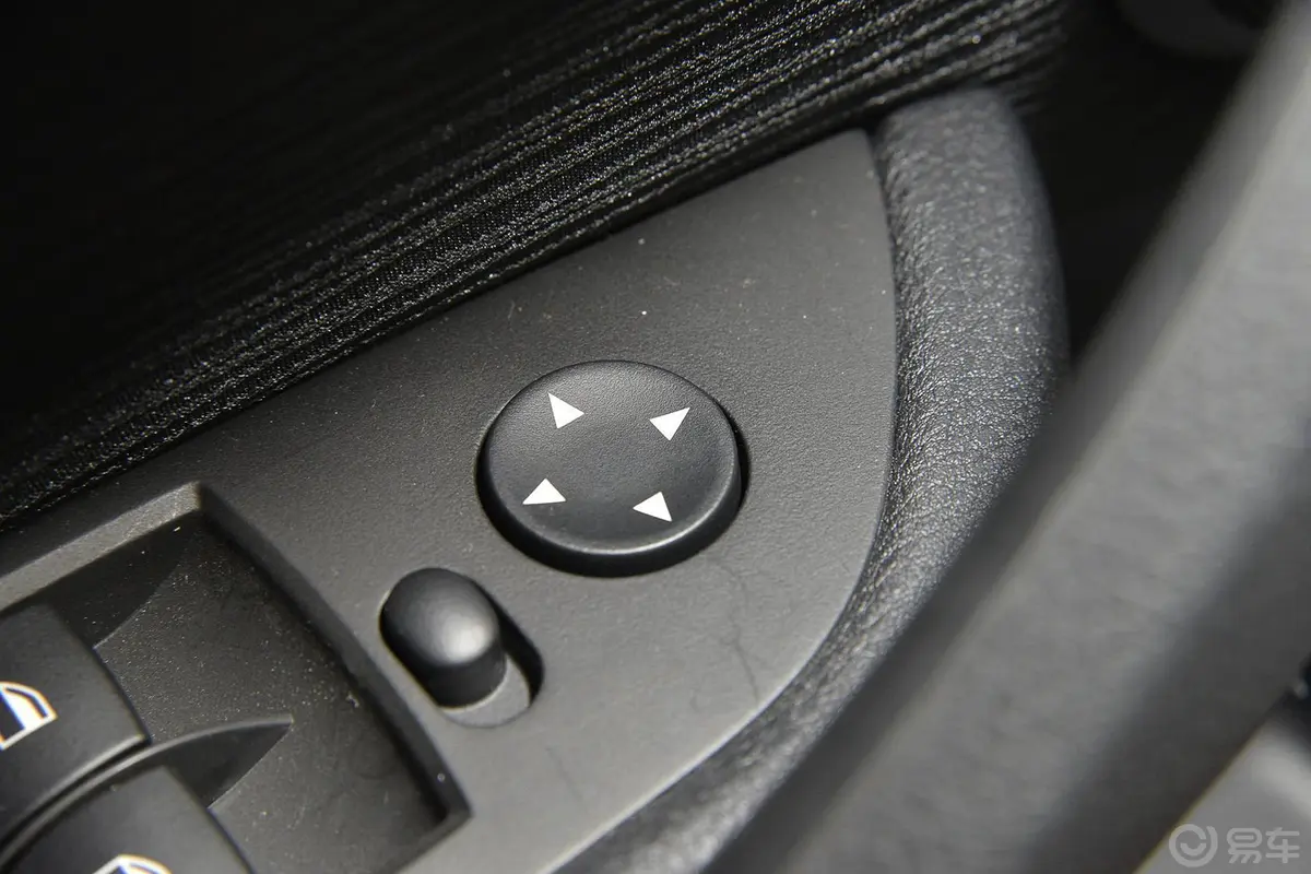 宝马X1sDrive20i 运动设计套装外后视镜控制键