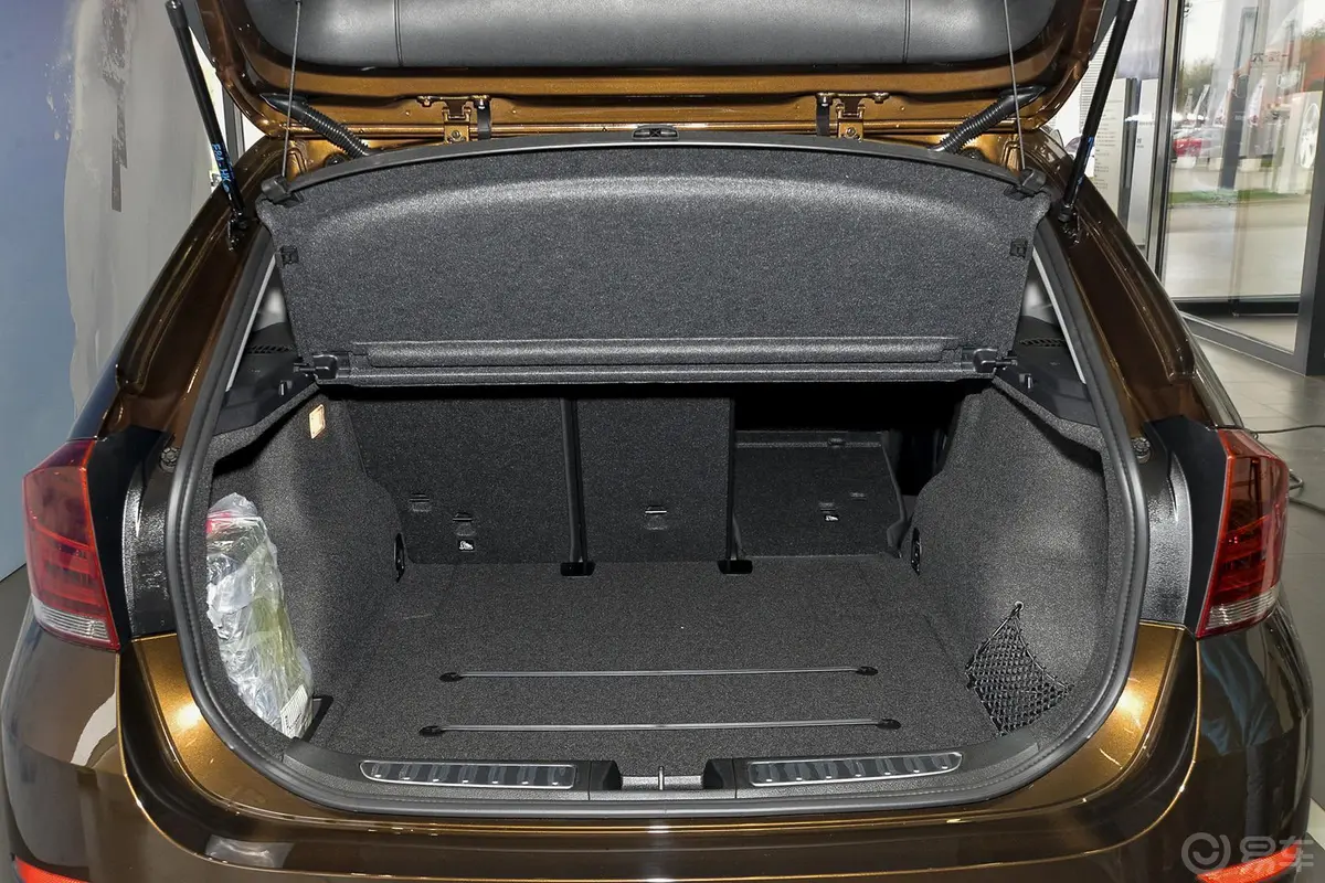 宝马X1sDrive20i 运动设计套装行李箱空间（后排右放倒）