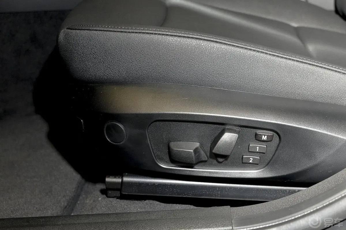 宝马X1sDrive18i 领先晋级版座椅调节键