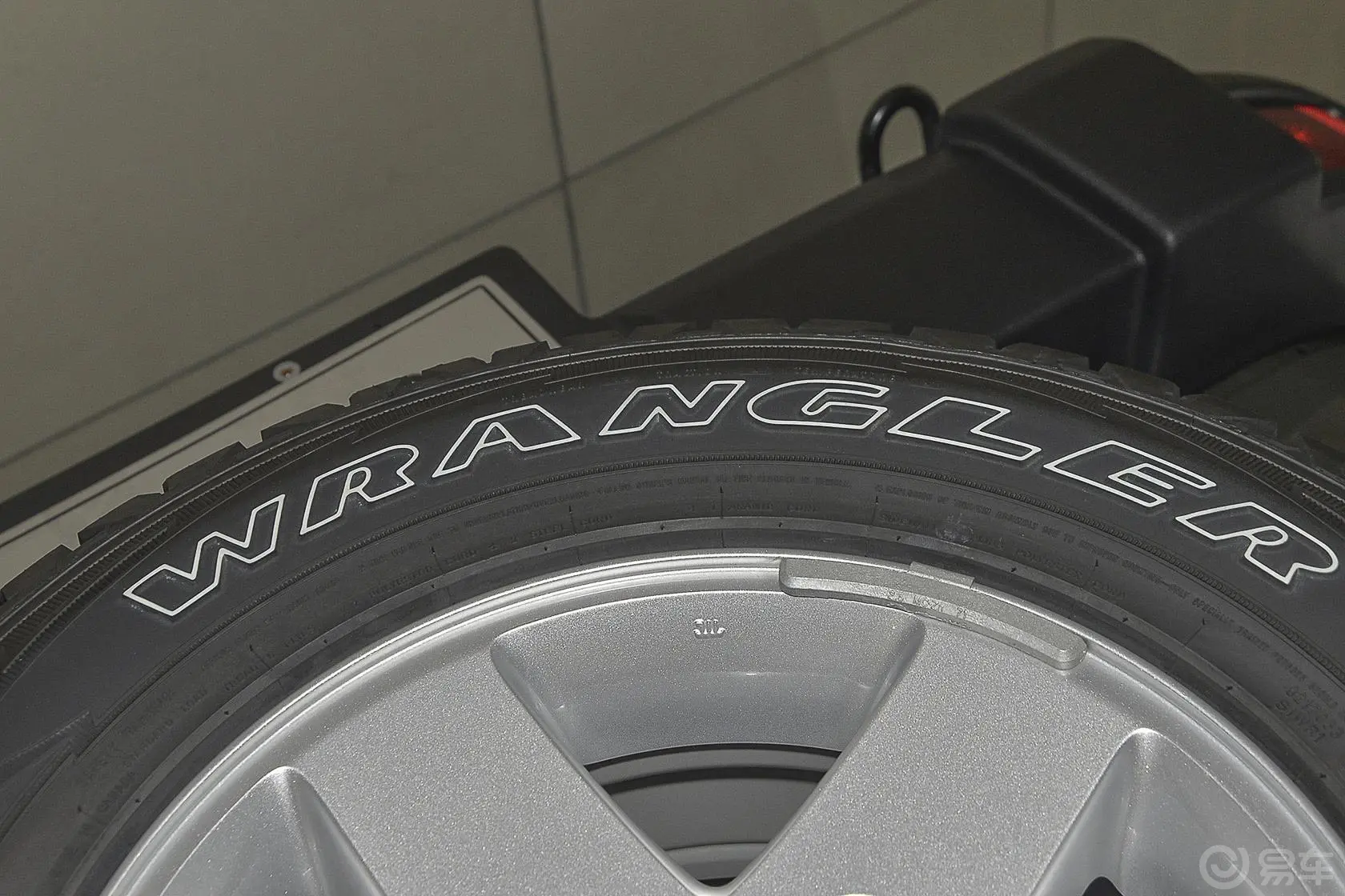 牧马人2.8TD 自动 四门舒享版Sahara 柴油备胎品牌