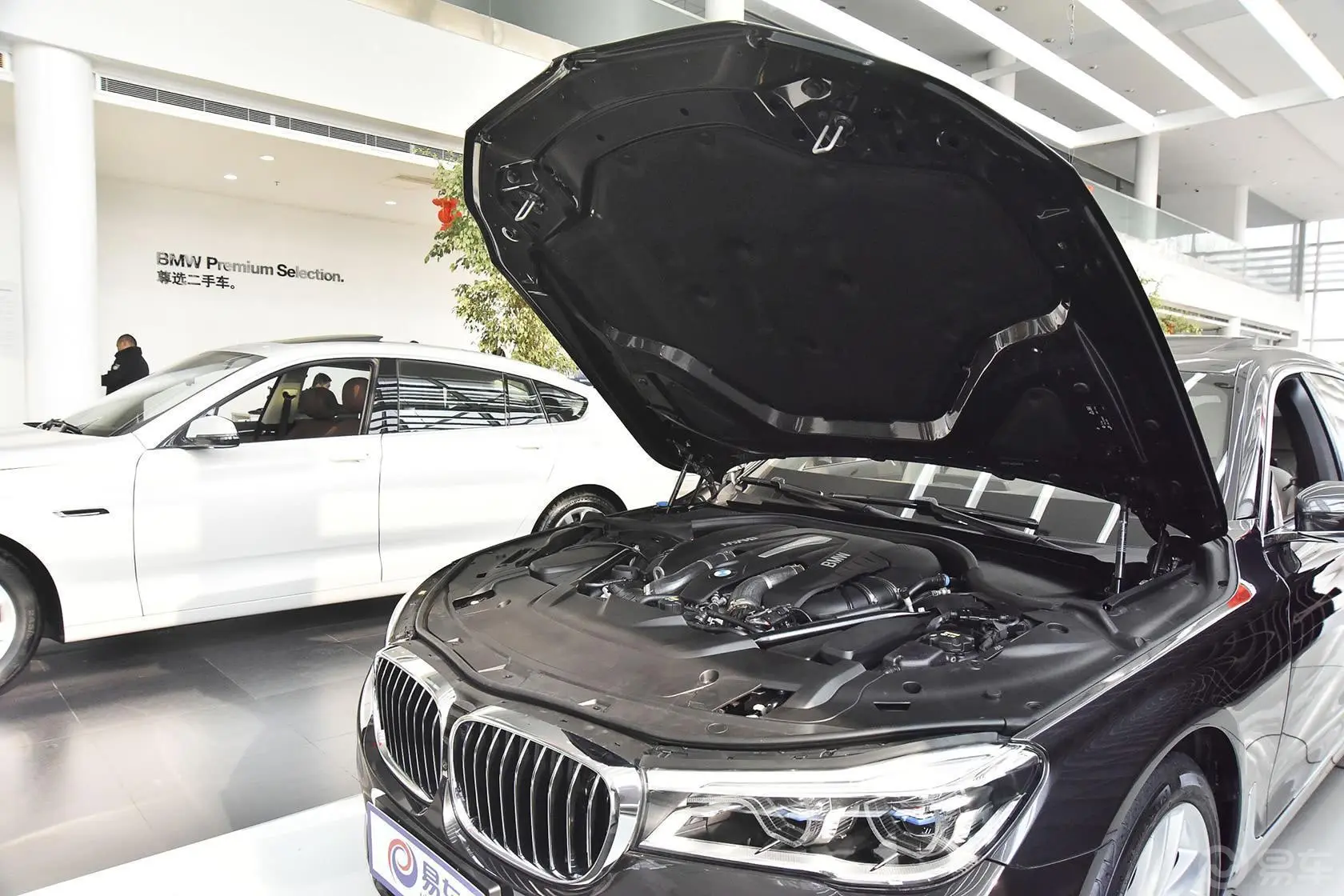 宝马7系750Li xDrive 四座版发动机盖开启