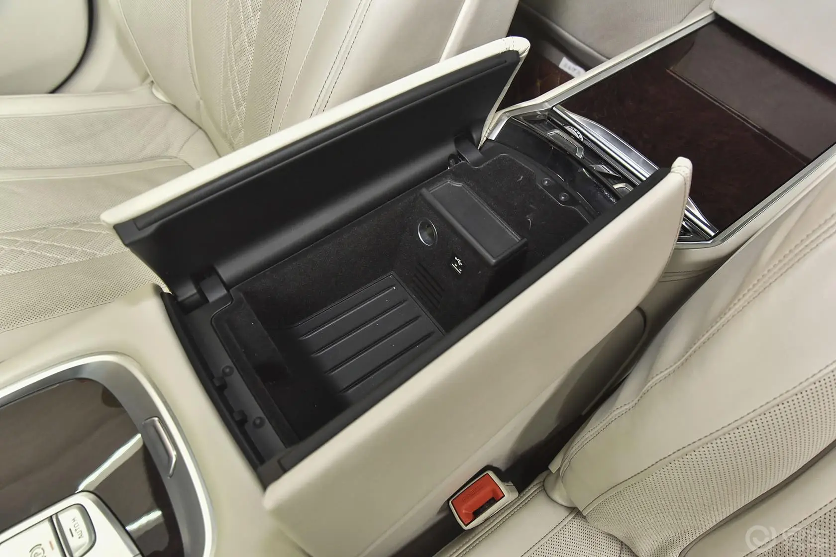 宝马7系750Li xDrive 四座版前排中央扶手箱空间