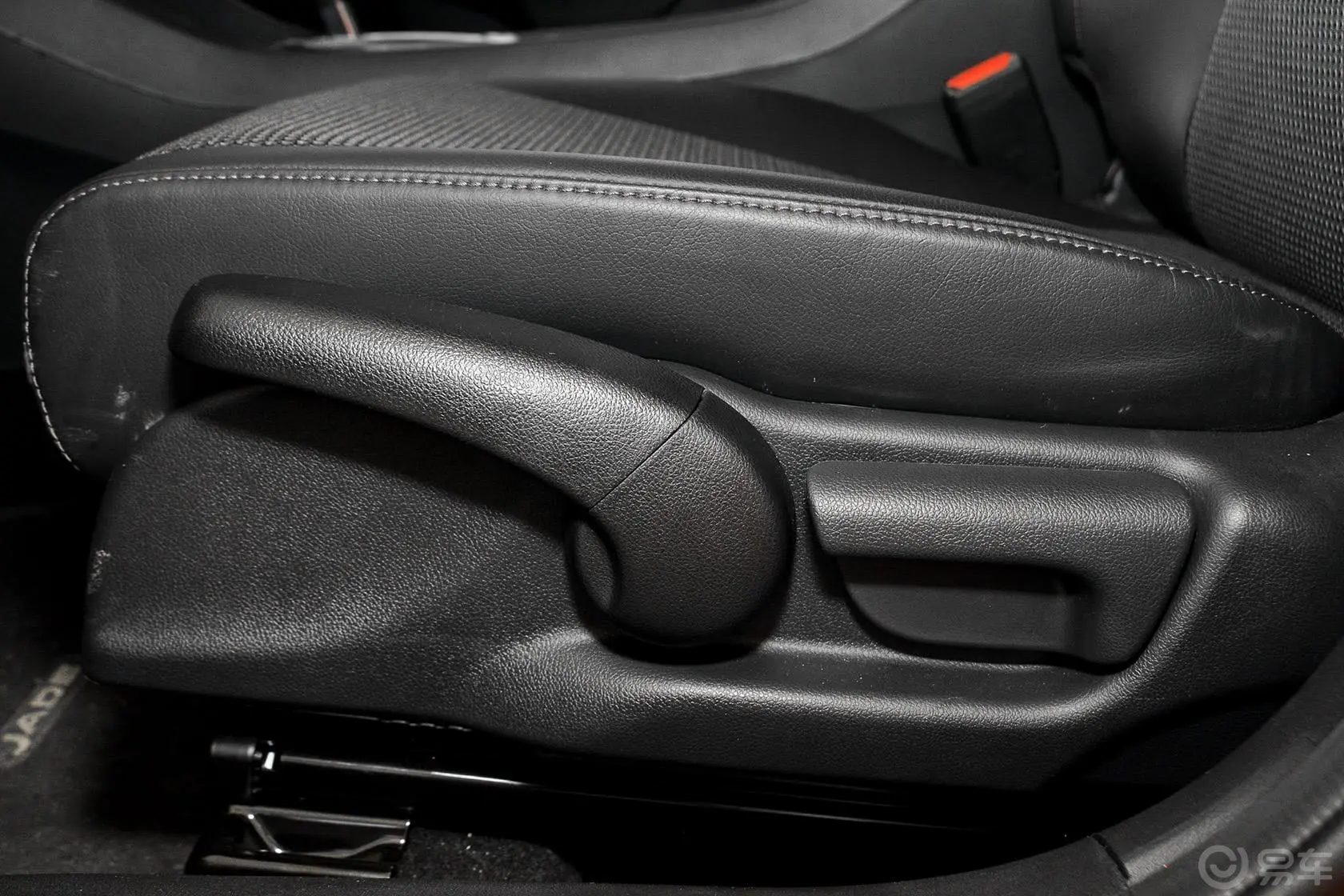 杰德1.8L 5AT 舒适精英型（五座）座椅调节键