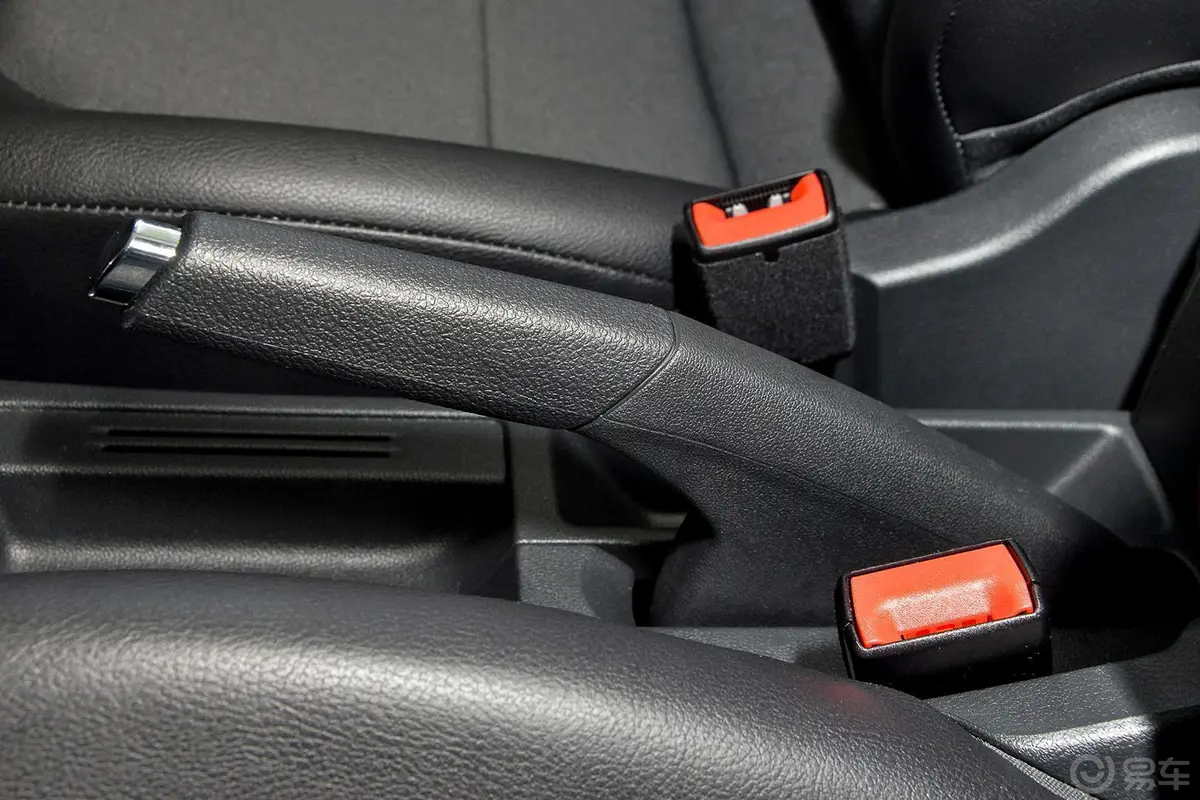 桑塔纳1.6L 自动 舒适版驻车制动（手刹，电子，脚刹）