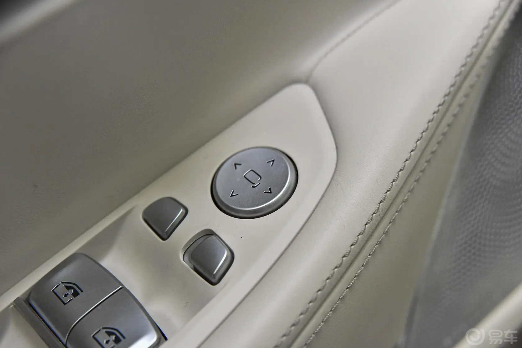 宝马7系750Li xDrive 四座版外后视镜控制键
