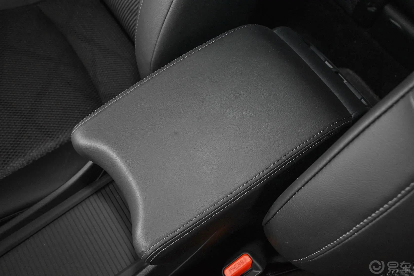 杰德1.8L 5AT 舒适精英型（五座）前排中央扶手箱