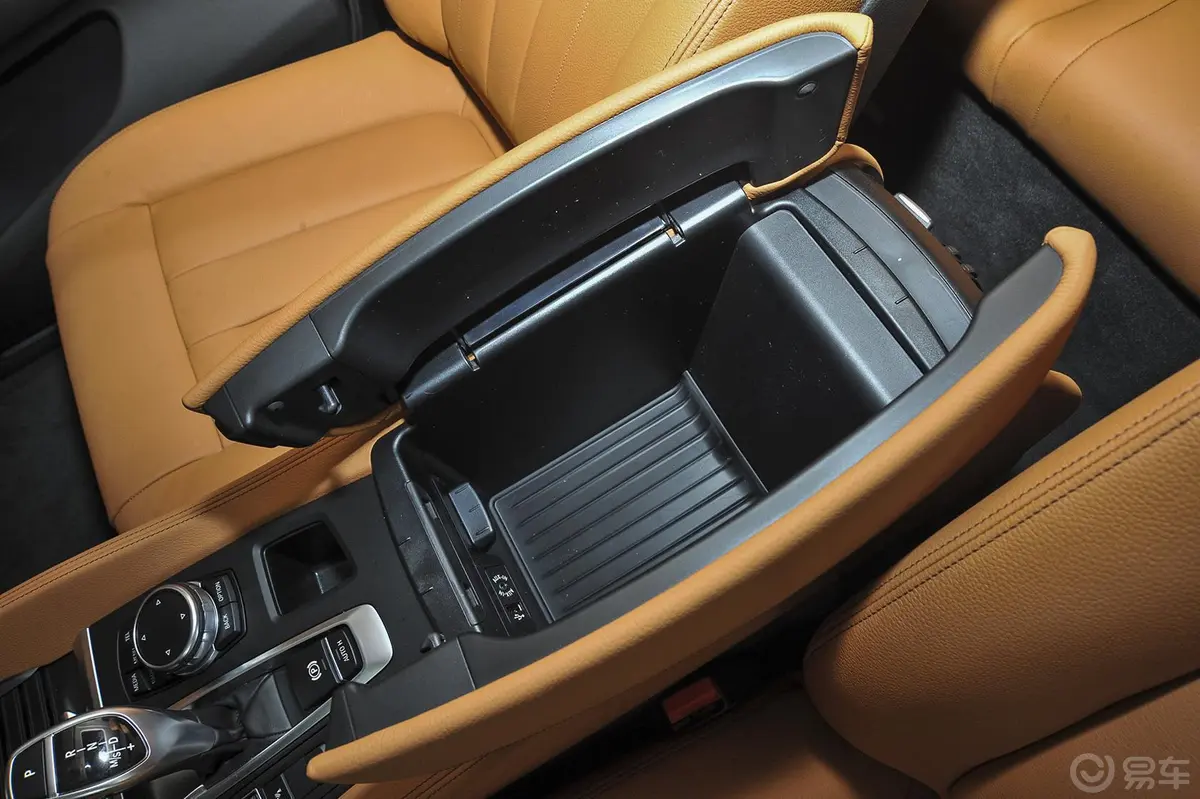 宝马X6xDrive35i 领先型前排中央扶手箱空间