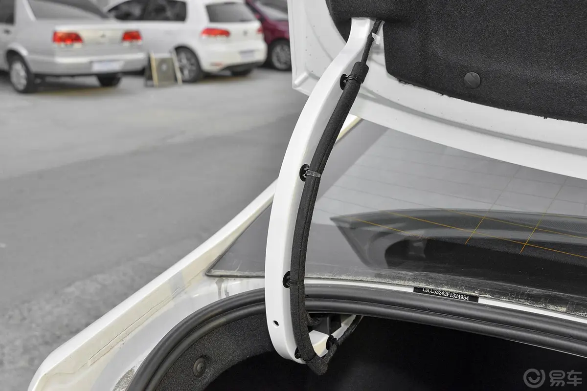 C4世嘉1.6T 自动 旗舰型行李厢支撑杆
