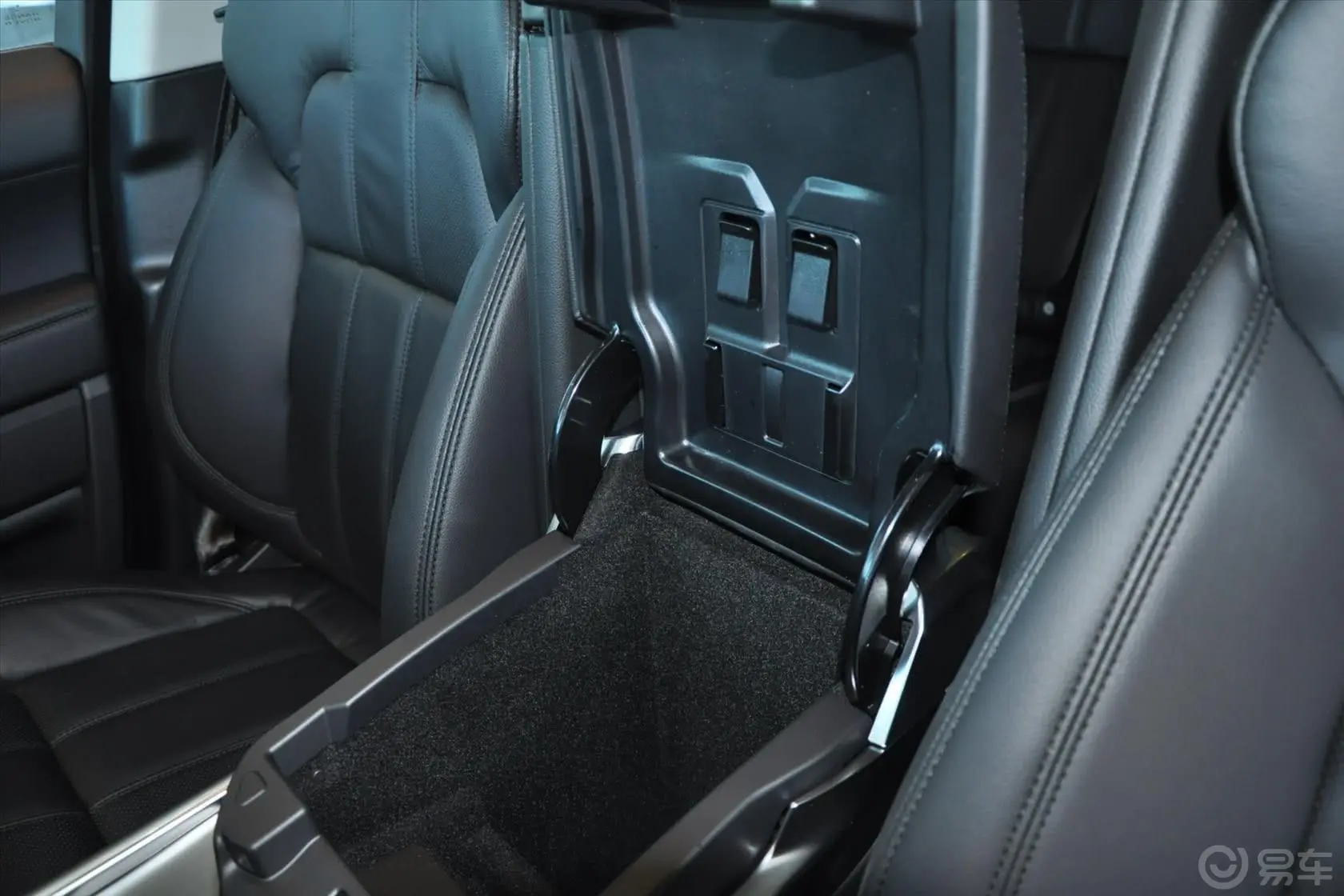 揽胜运动版3.0 V6 汽油版 SC SE前排中央扶手箱空间