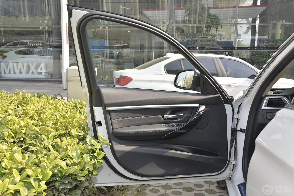 宝马3系320Li 豪华设计套装驾驶员侧车门内门板
